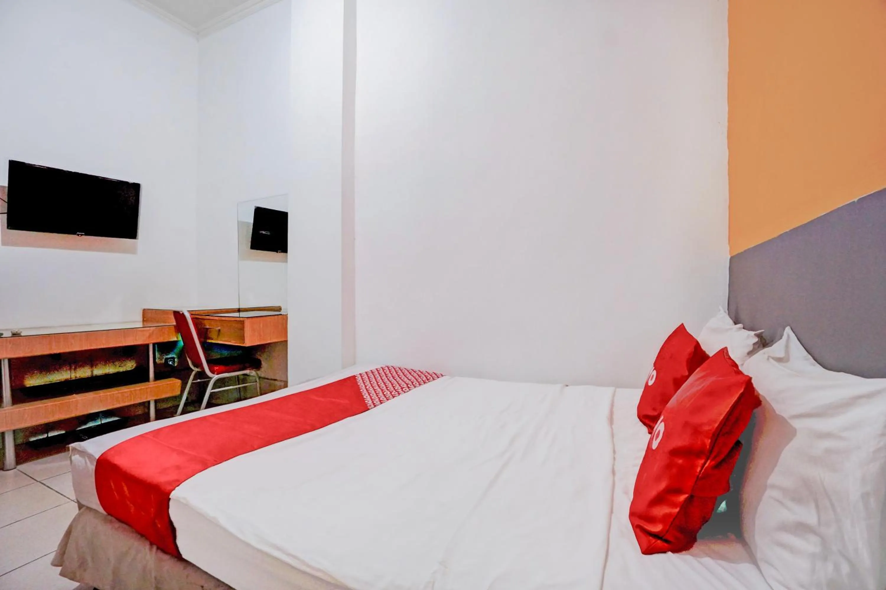 Bedroom, Bed in Hotel O Tegalsari Near Tunjungan Plaza