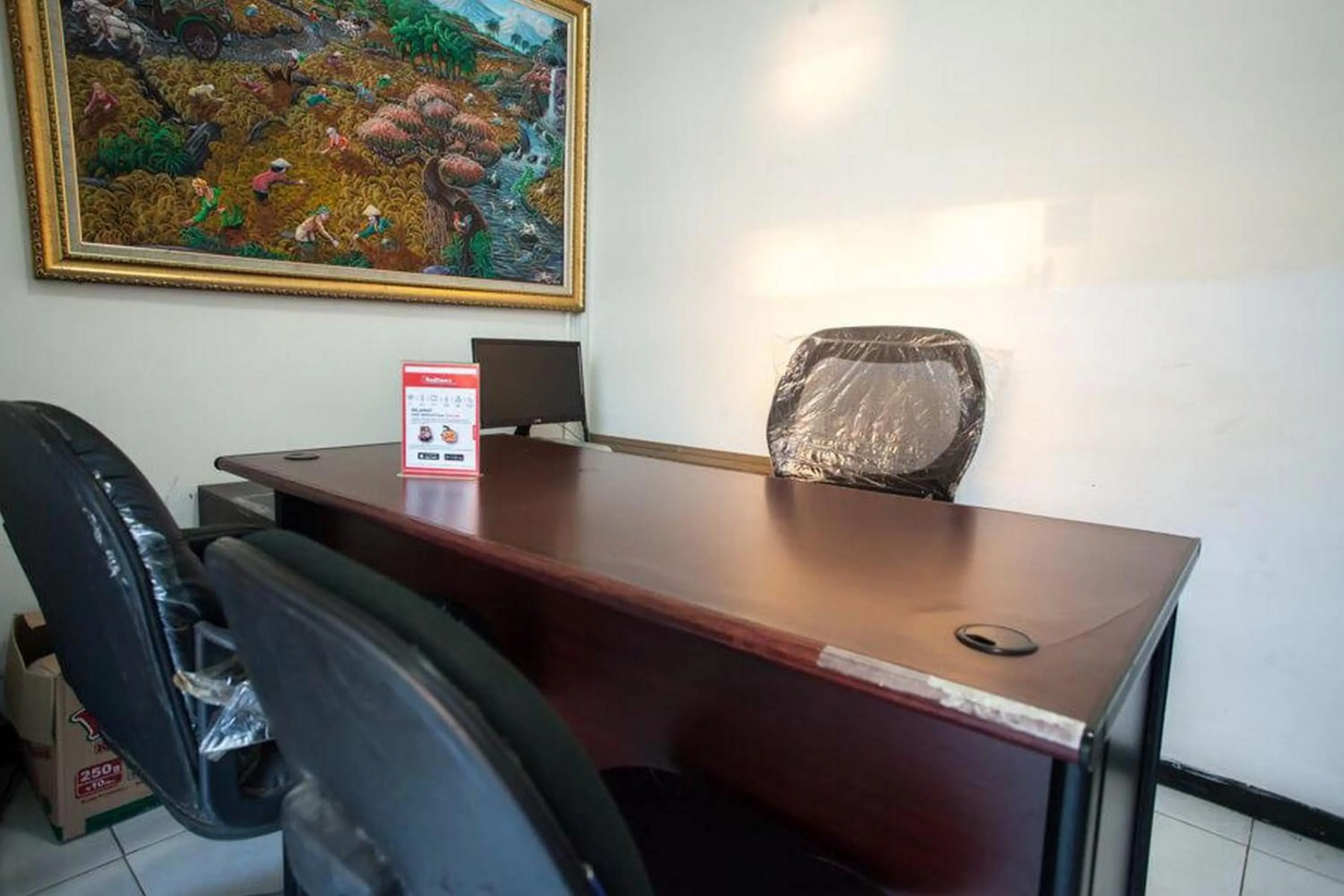 Lobby or reception in RedDoorz near Taman Bungkul