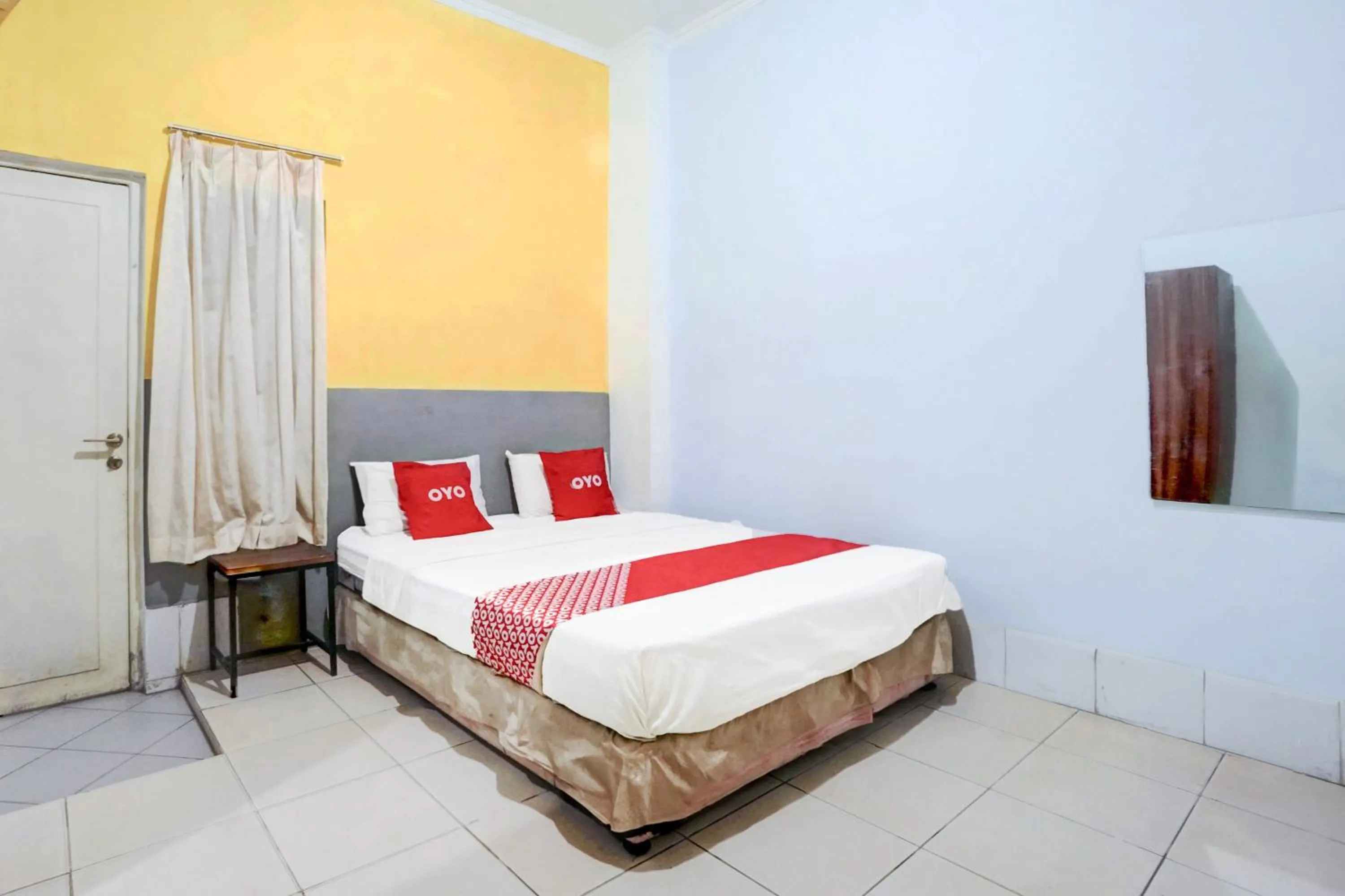 Deluxe Double Room in Hotel O Tegalsari Near Tunjungan Plaza