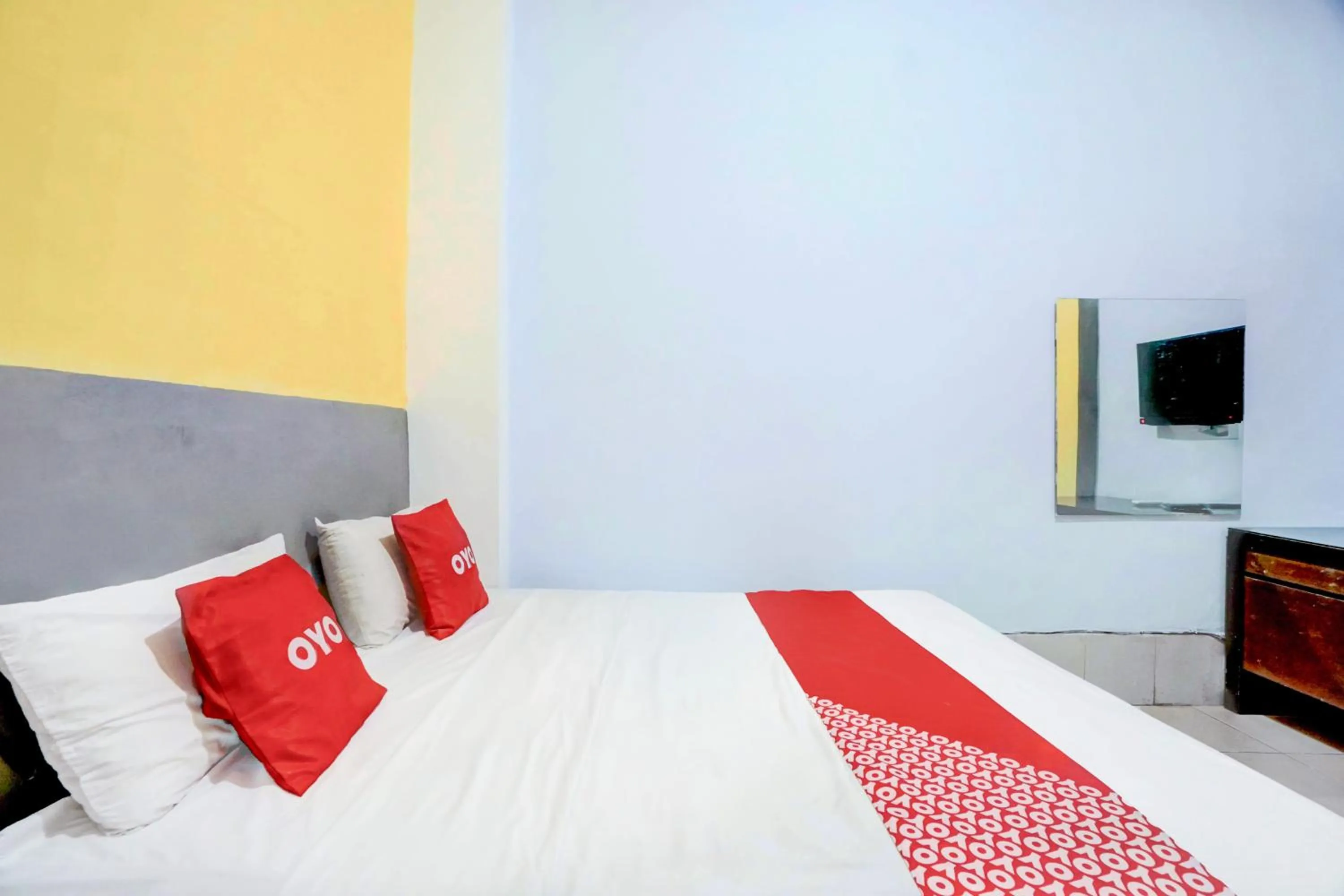 Bedroom, Bed in Hotel O Tegalsari Near Tunjungan Plaza