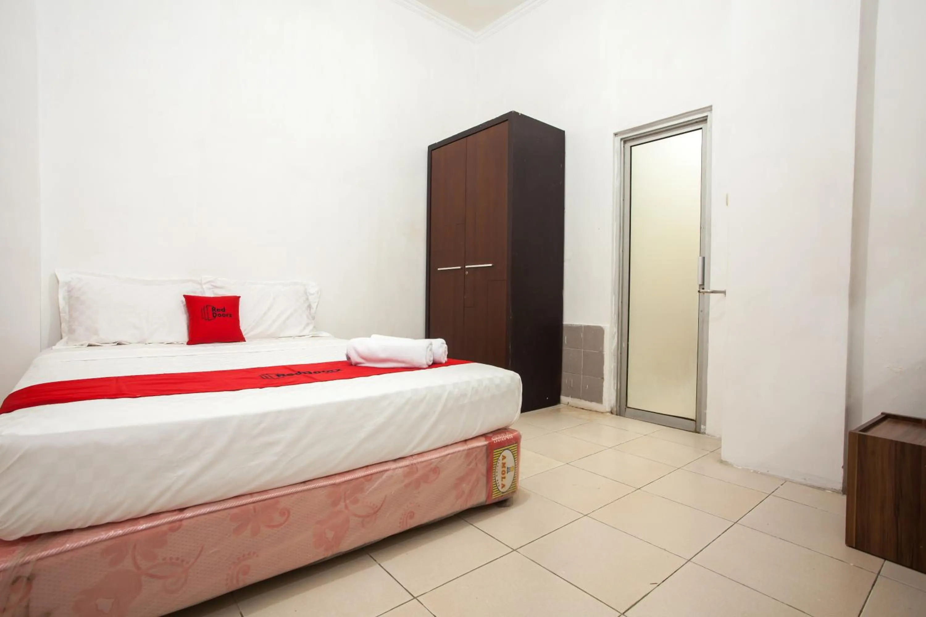 Double Room in Hotel O Tegalsari Near Tunjungan Plaza