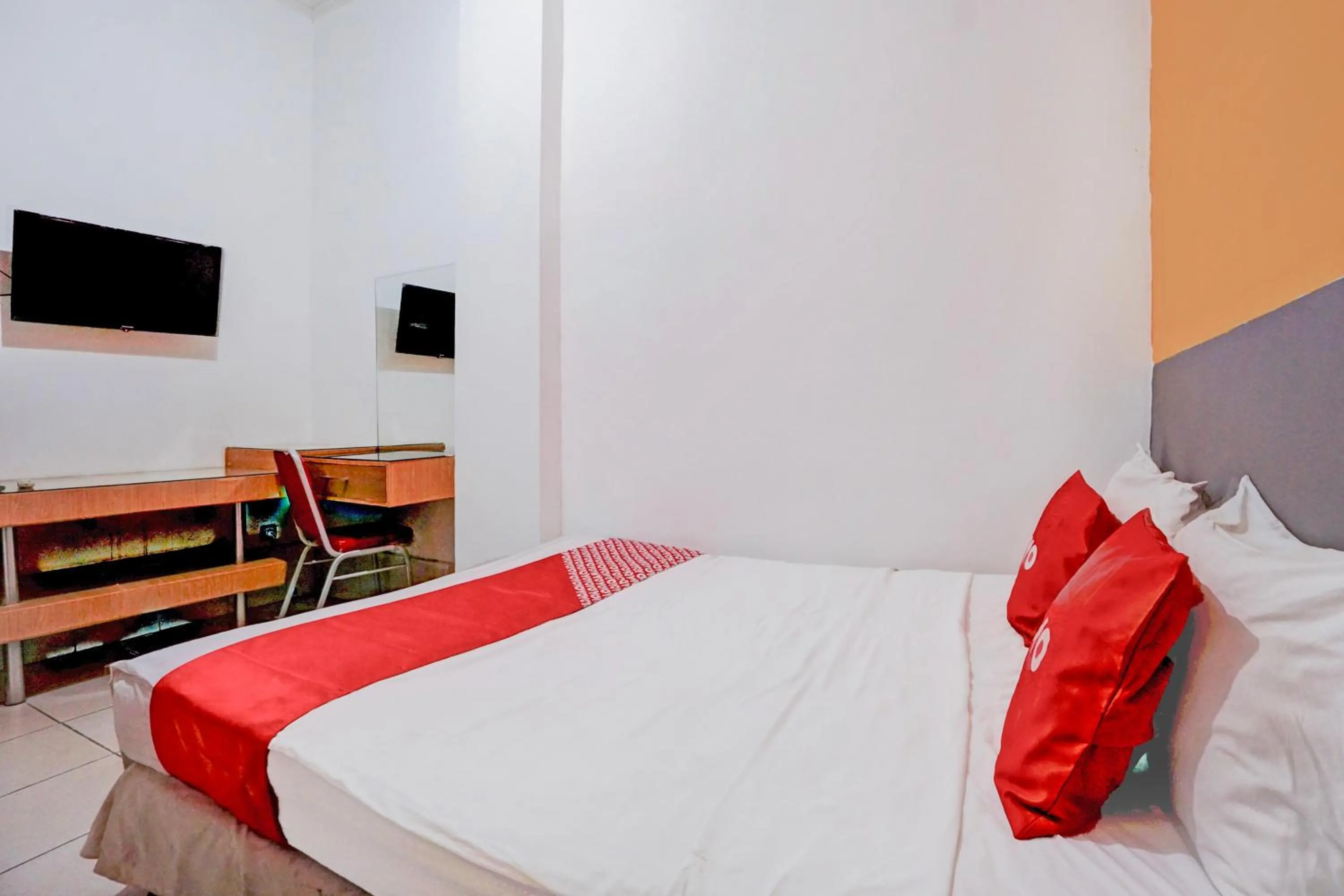 Bedroom, Bed in Hotel O Tegalsari Near Tunjungan Plaza