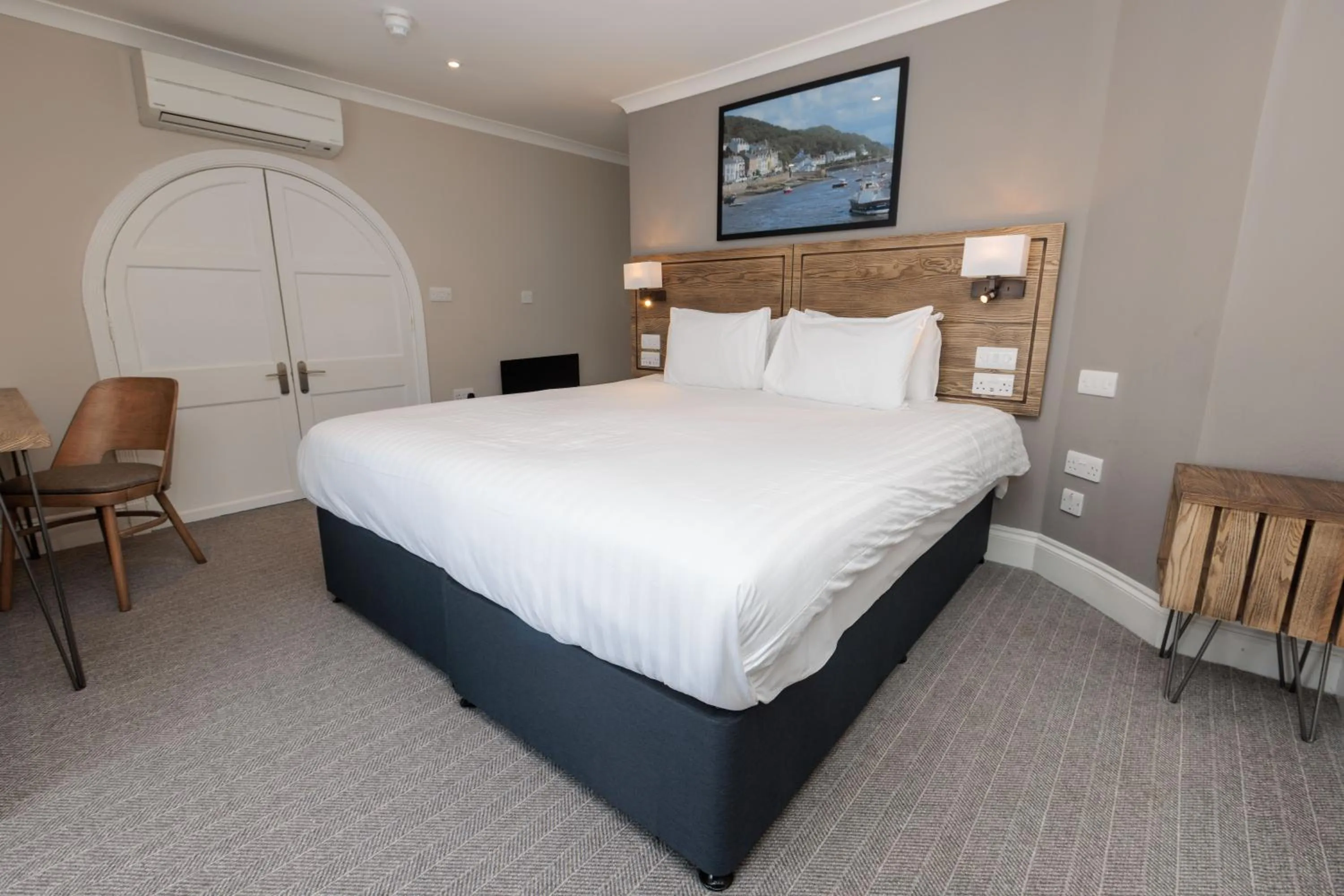 Bedroom, Bed in Dovey Inn