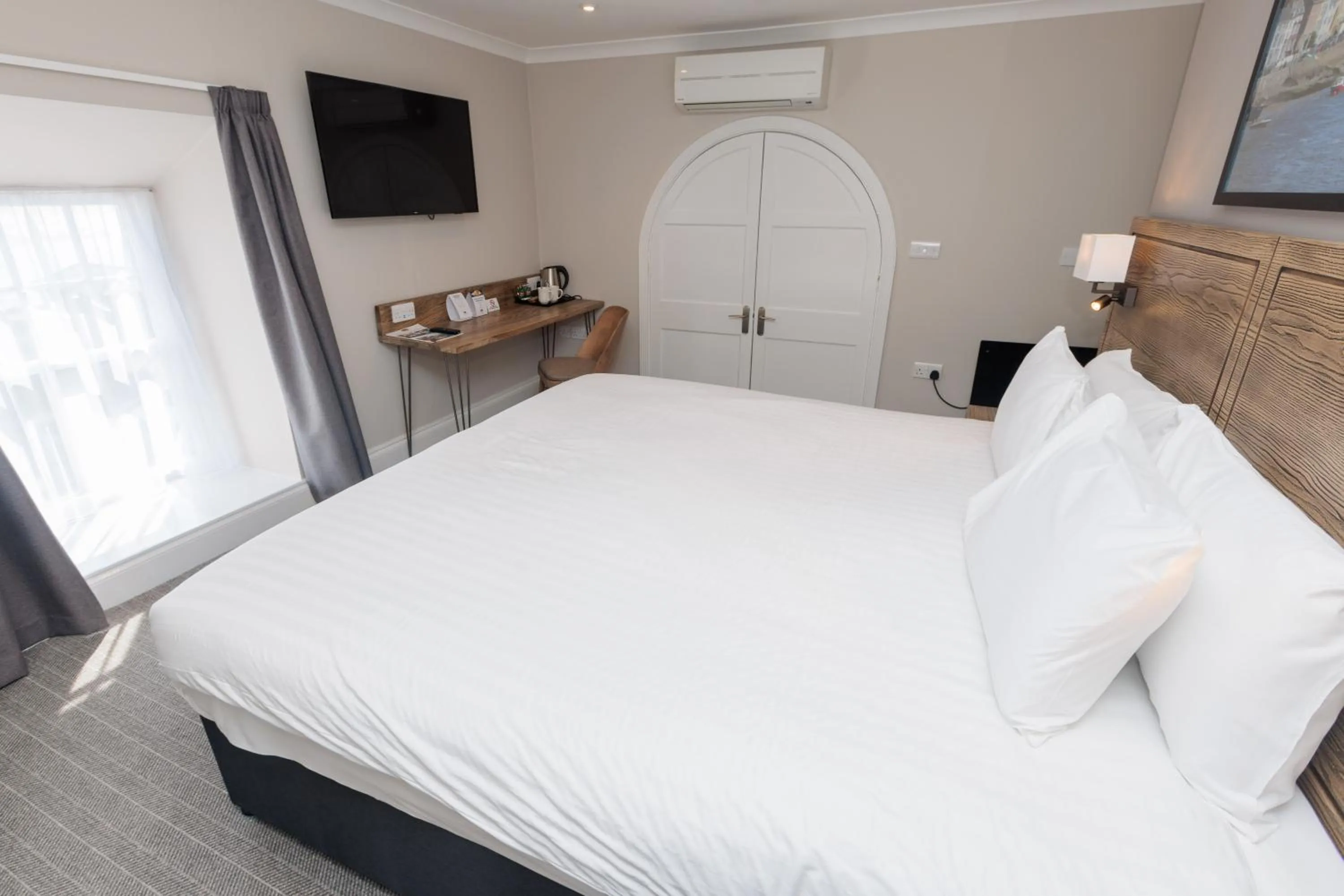 Bedroom, Bed in Dovey Inn