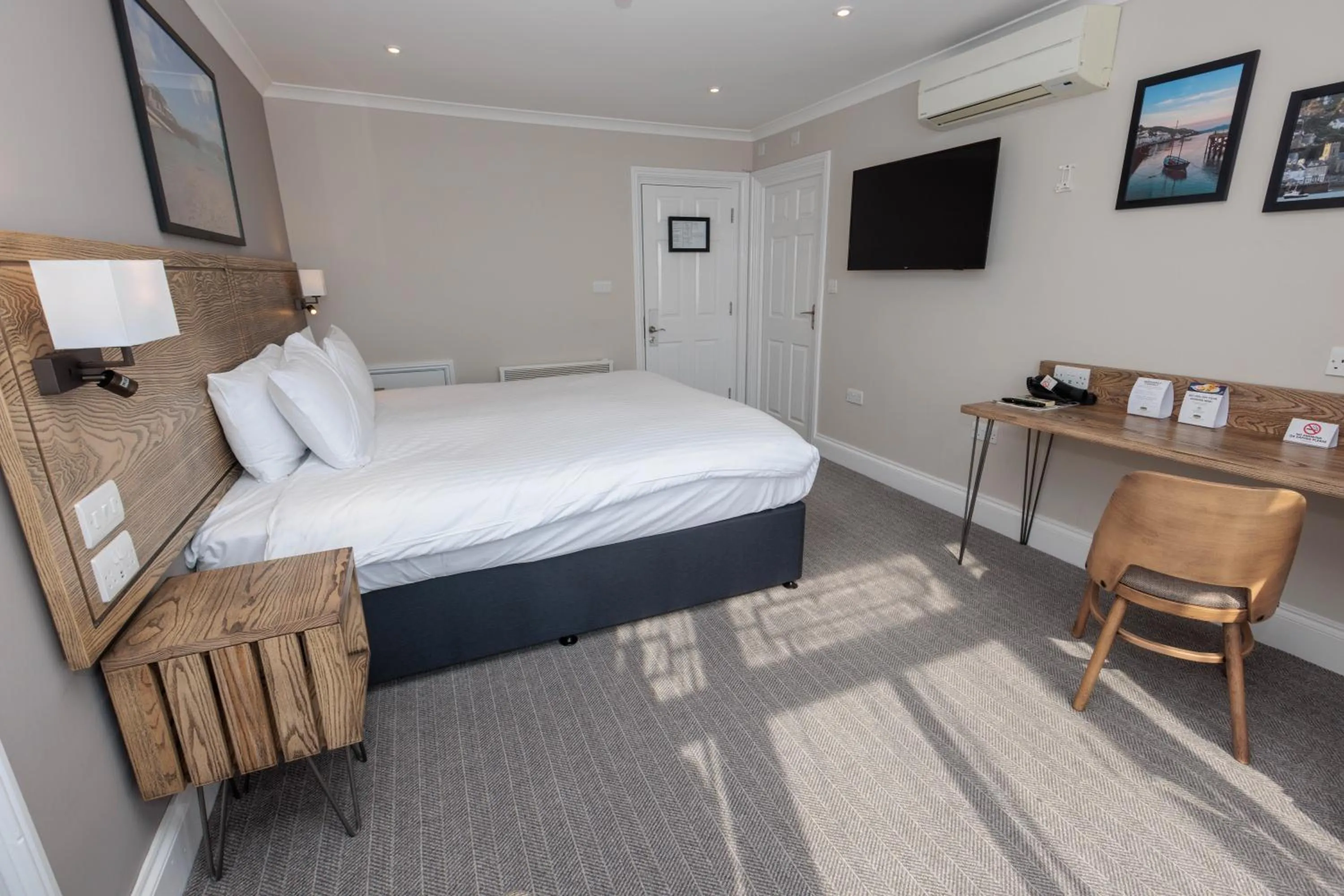 Bedroom, Bed in Dovey Inn