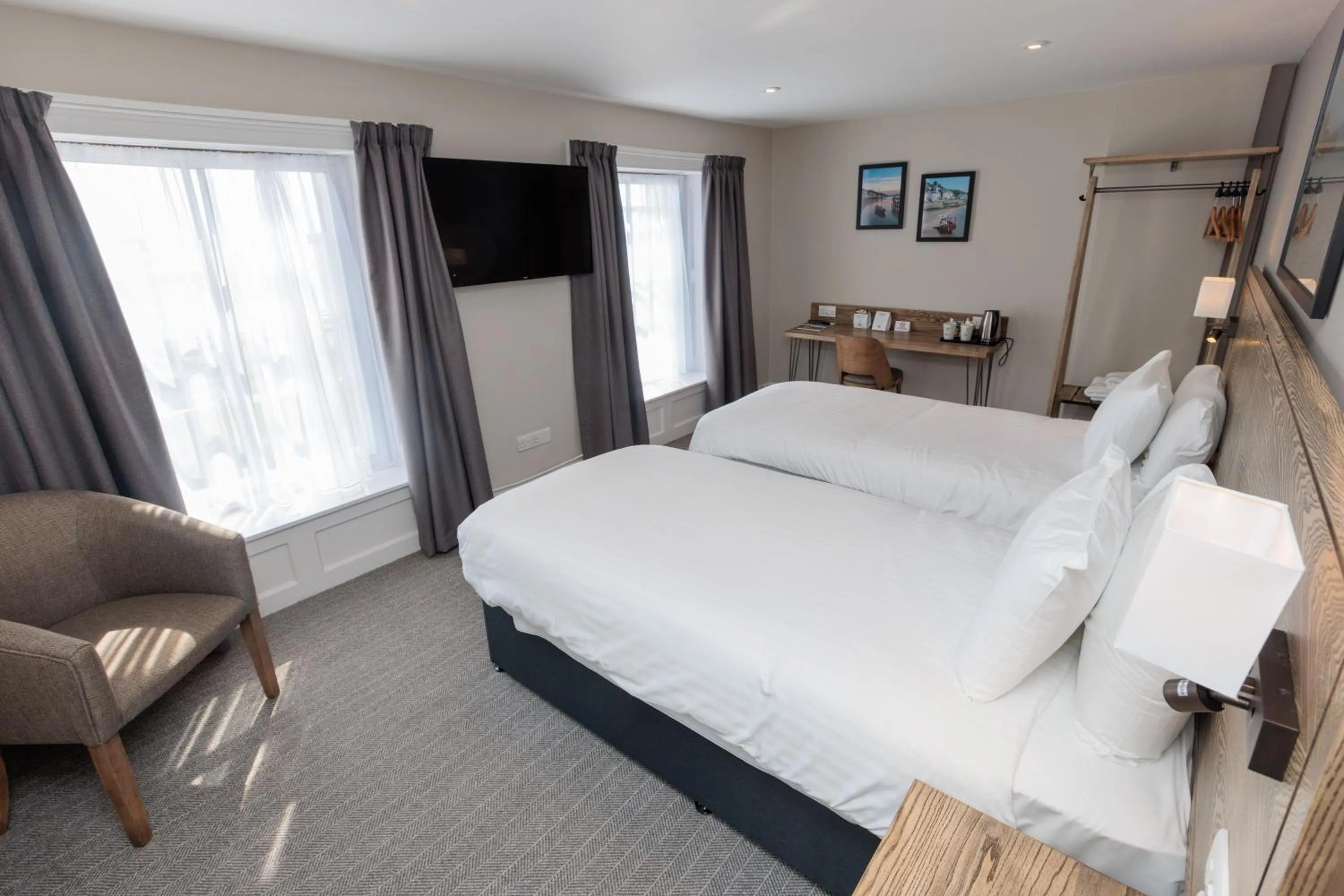 Bedroom, Bed in Dovey Inn