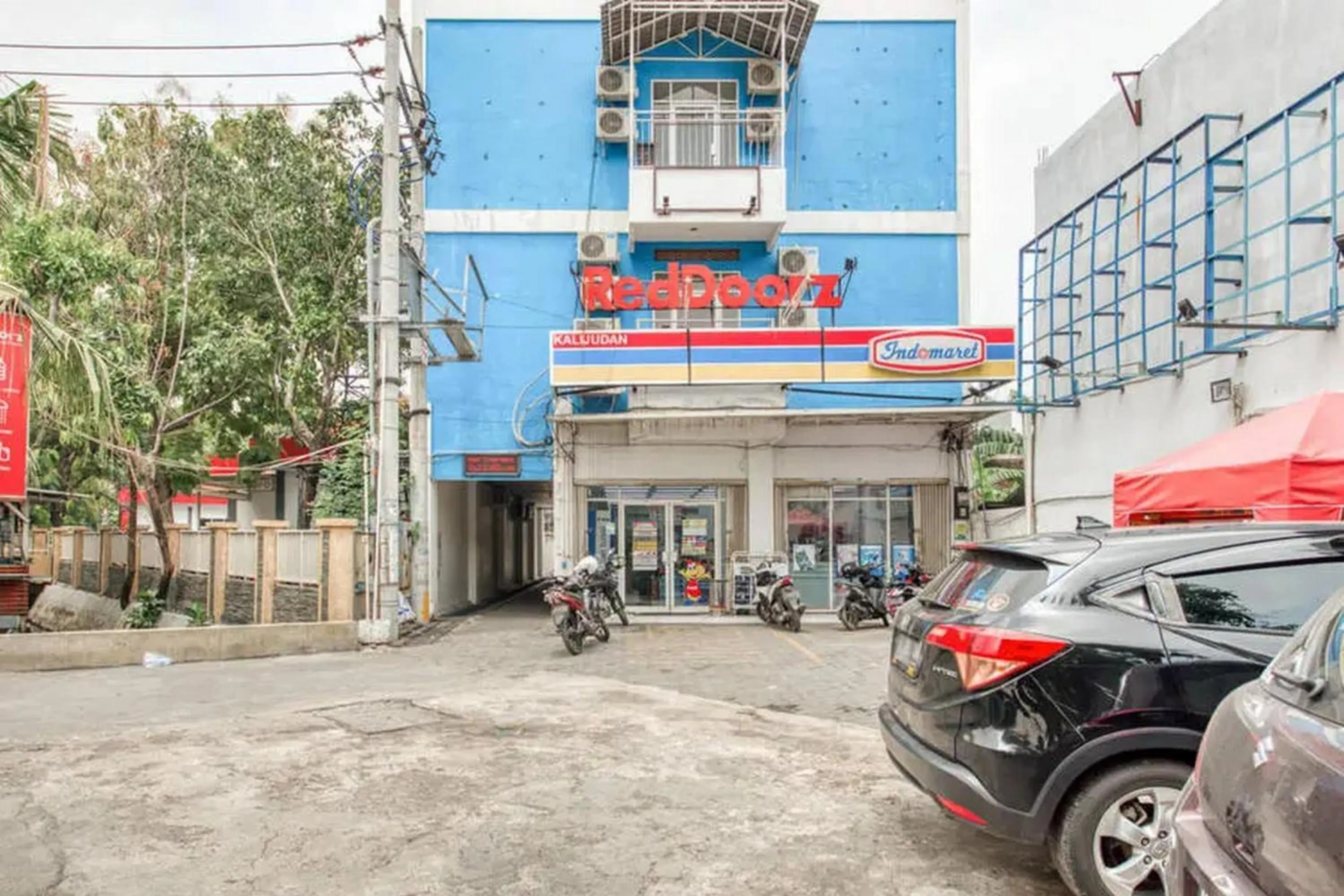 Facade/entrance in RedDoorz Plus near Galaxy Mall