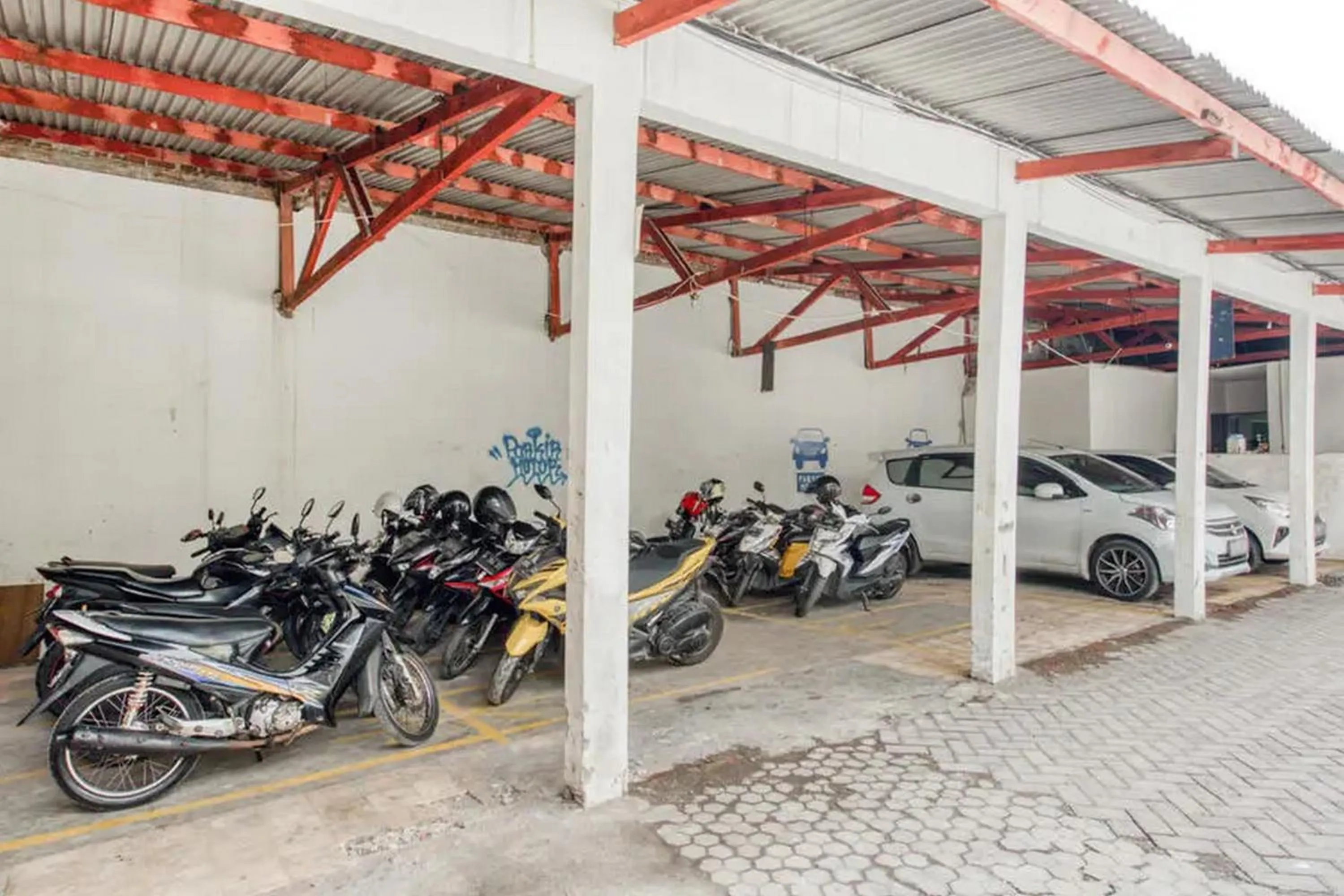 Parking in RedDoorz Plus near Galaxy Mall