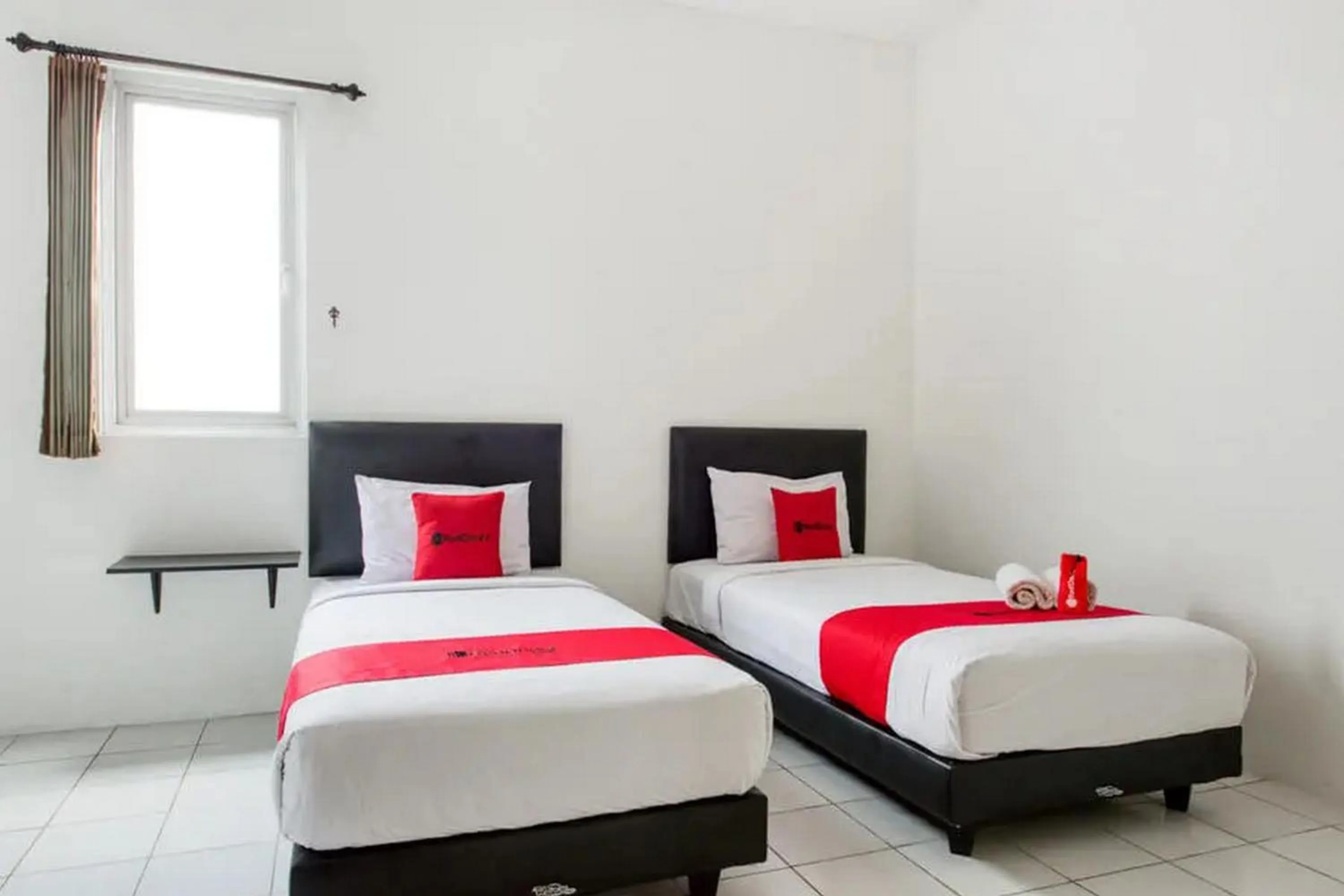 Bedroom, Bed in RedDoorz Plus near Galaxy Mall