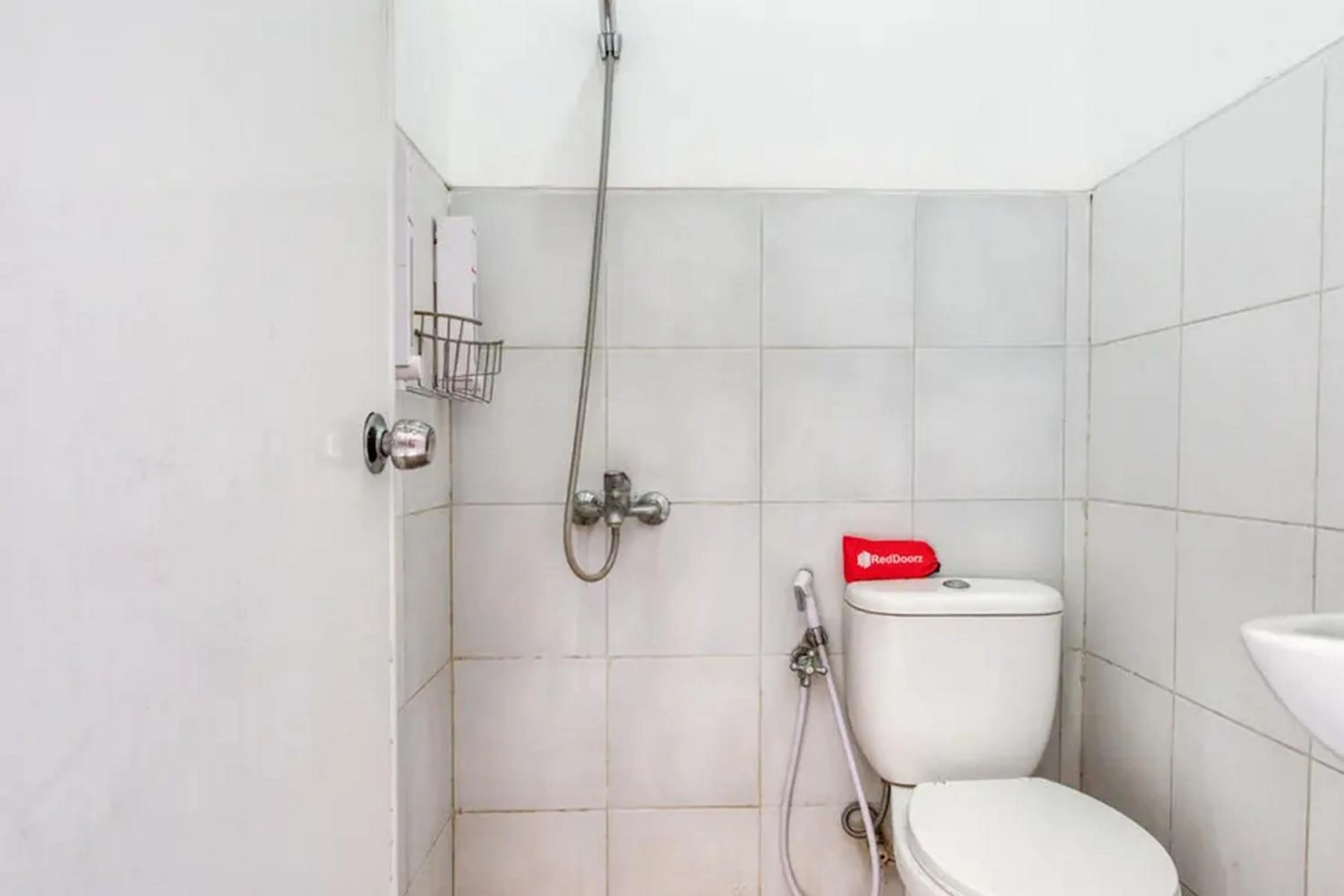 Bathroom in RedDoorz Plus near Galaxy Mall