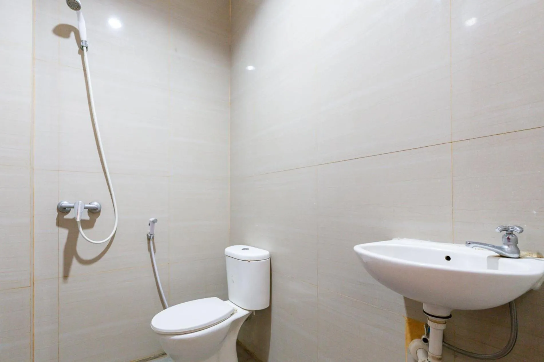 Bathroom in RedDoorz @ Raya Ngagel 2