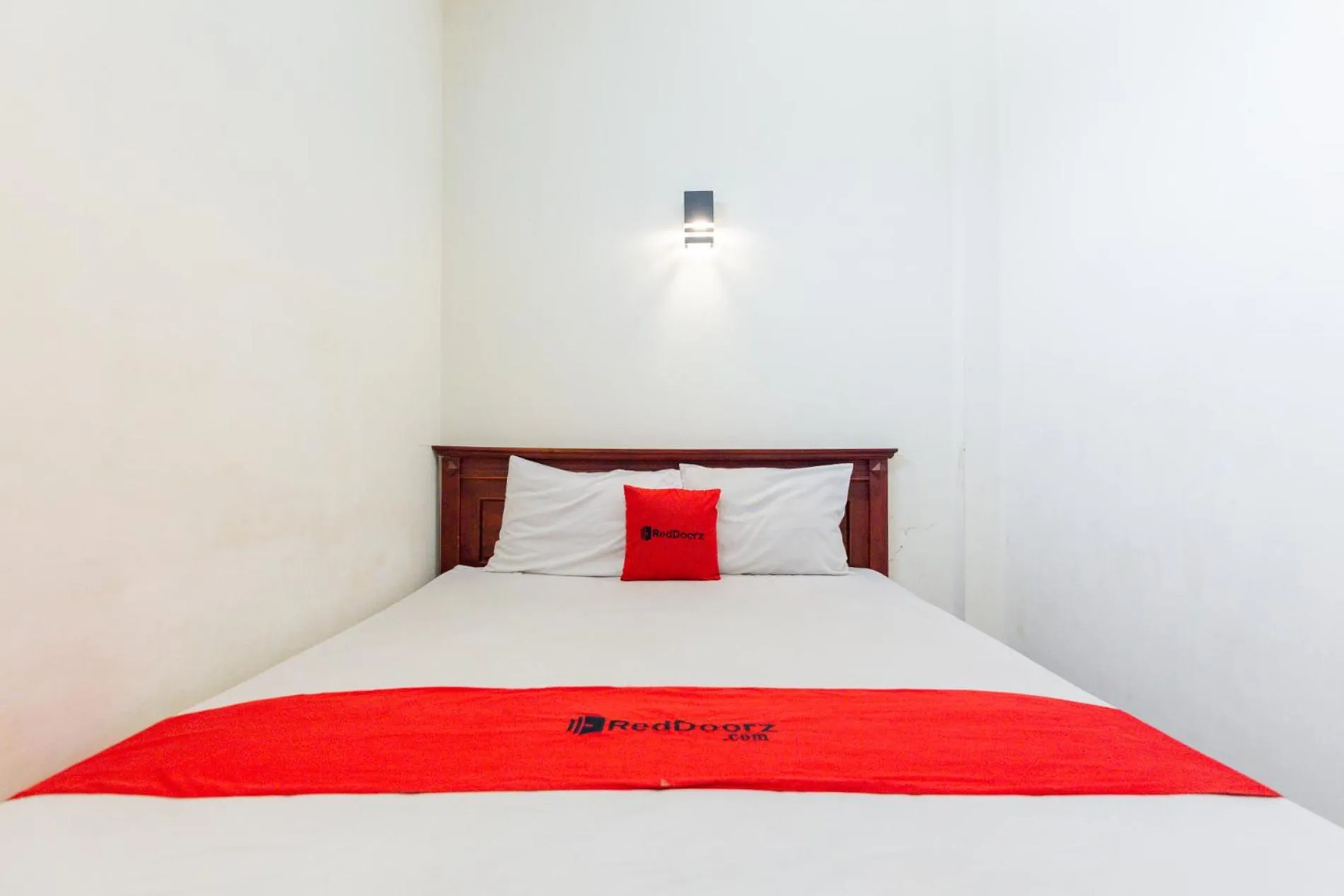 Bedroom, Bed in RedDoorz @ Raya Ngagel 2