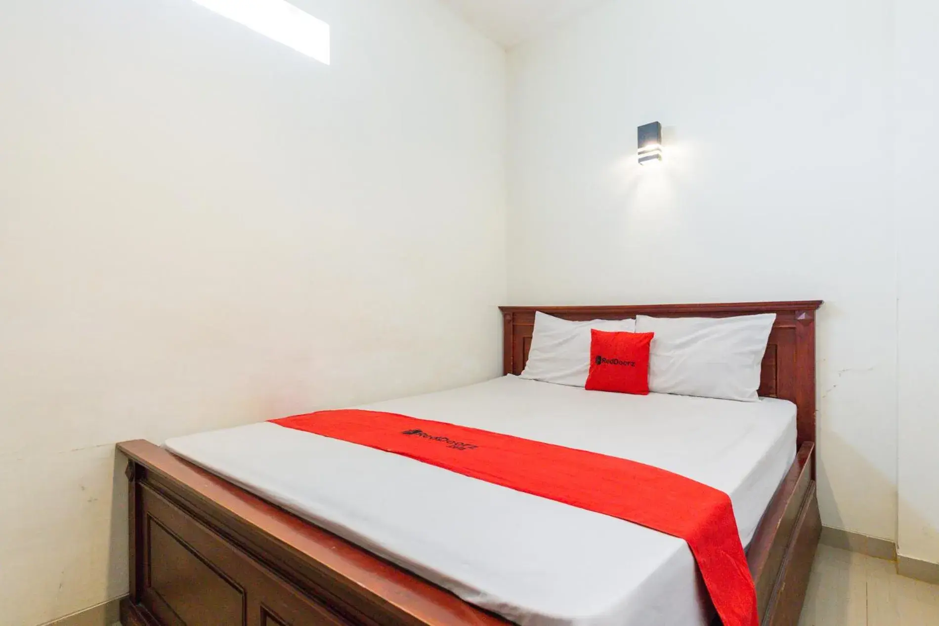 Double Room in RedDoorz @ Raya Ngagel 2 Double Room in RedDoorz @ Raya Ngagel 2