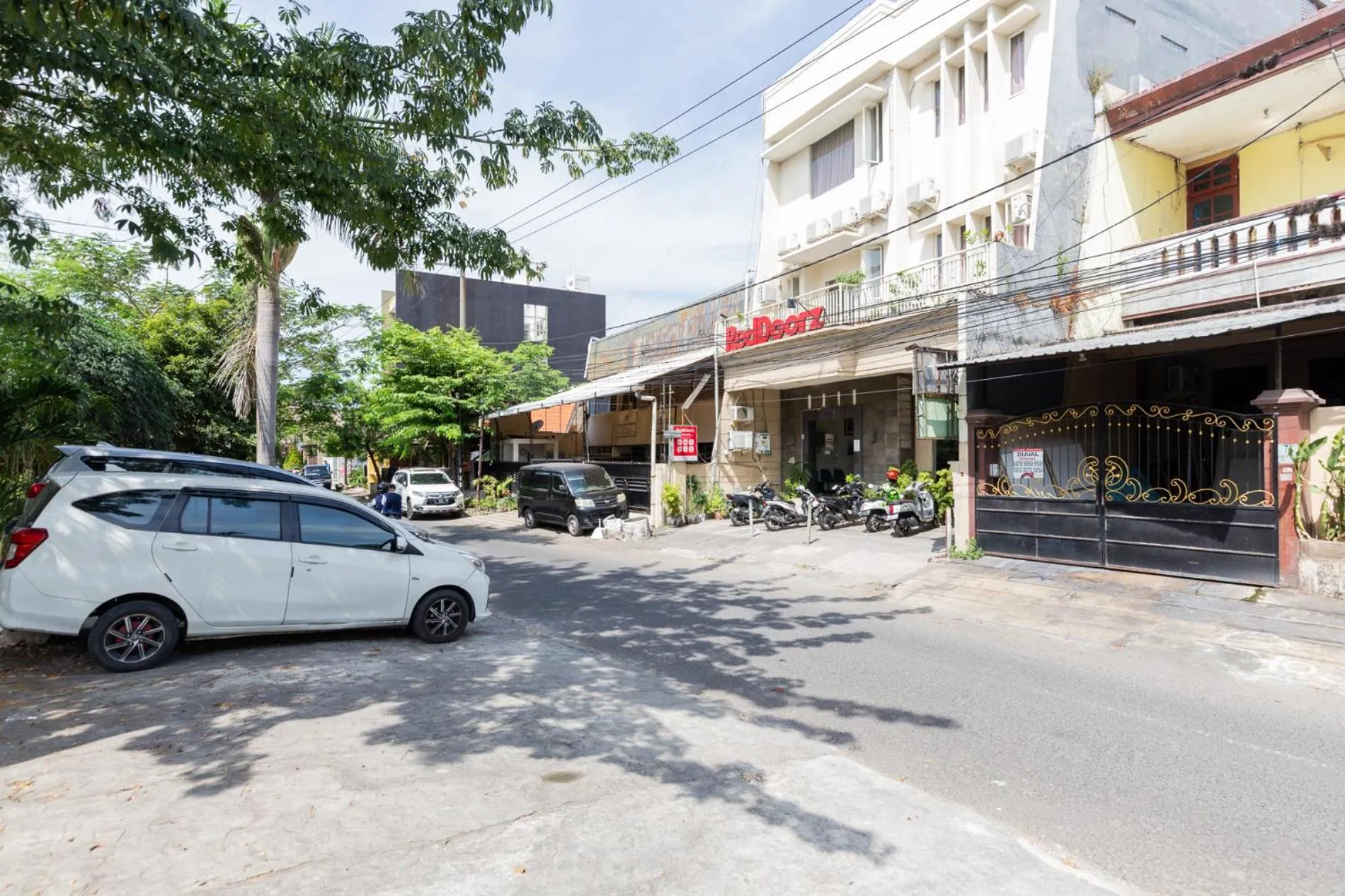 Parking in RedDoorz @ Raya Ngagel 2