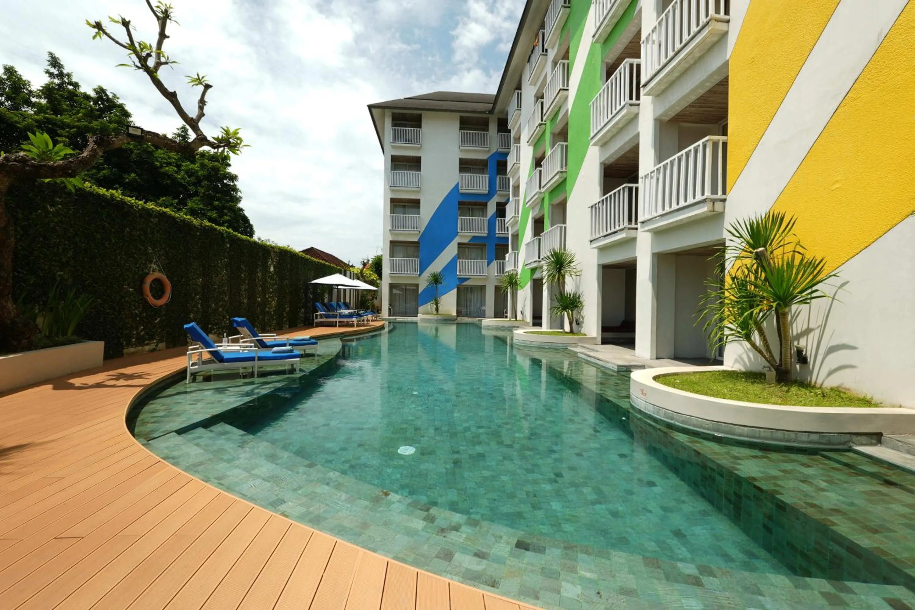Swimming pool in Bliss Surfer Hotel Legian