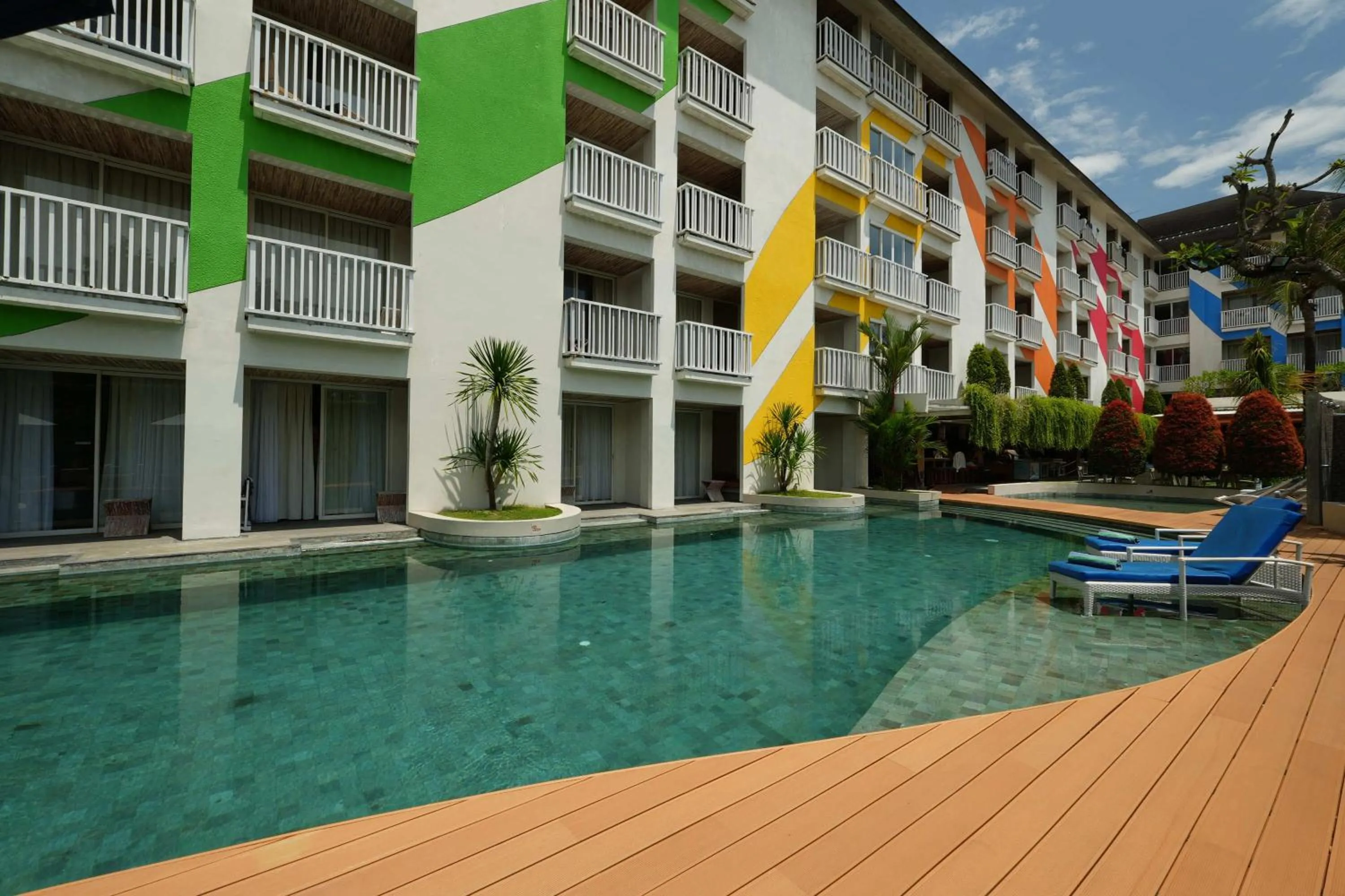 Swimming pool in Bliss Surfer Hotel Legian