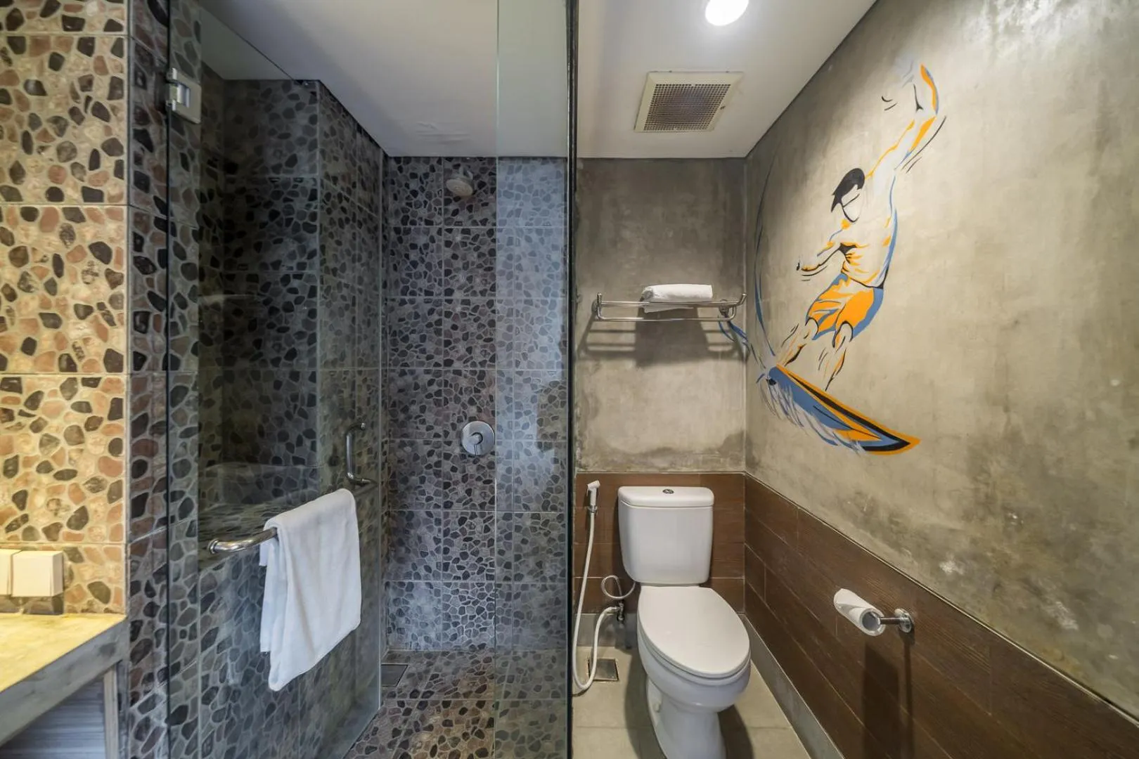 Toilet in Bliss Surfer Hotel Legian