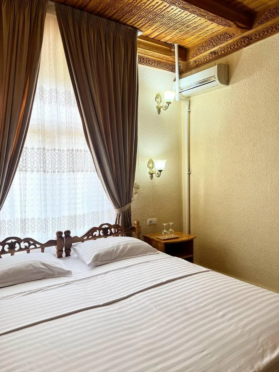Bed in Hotel Caravan Serail