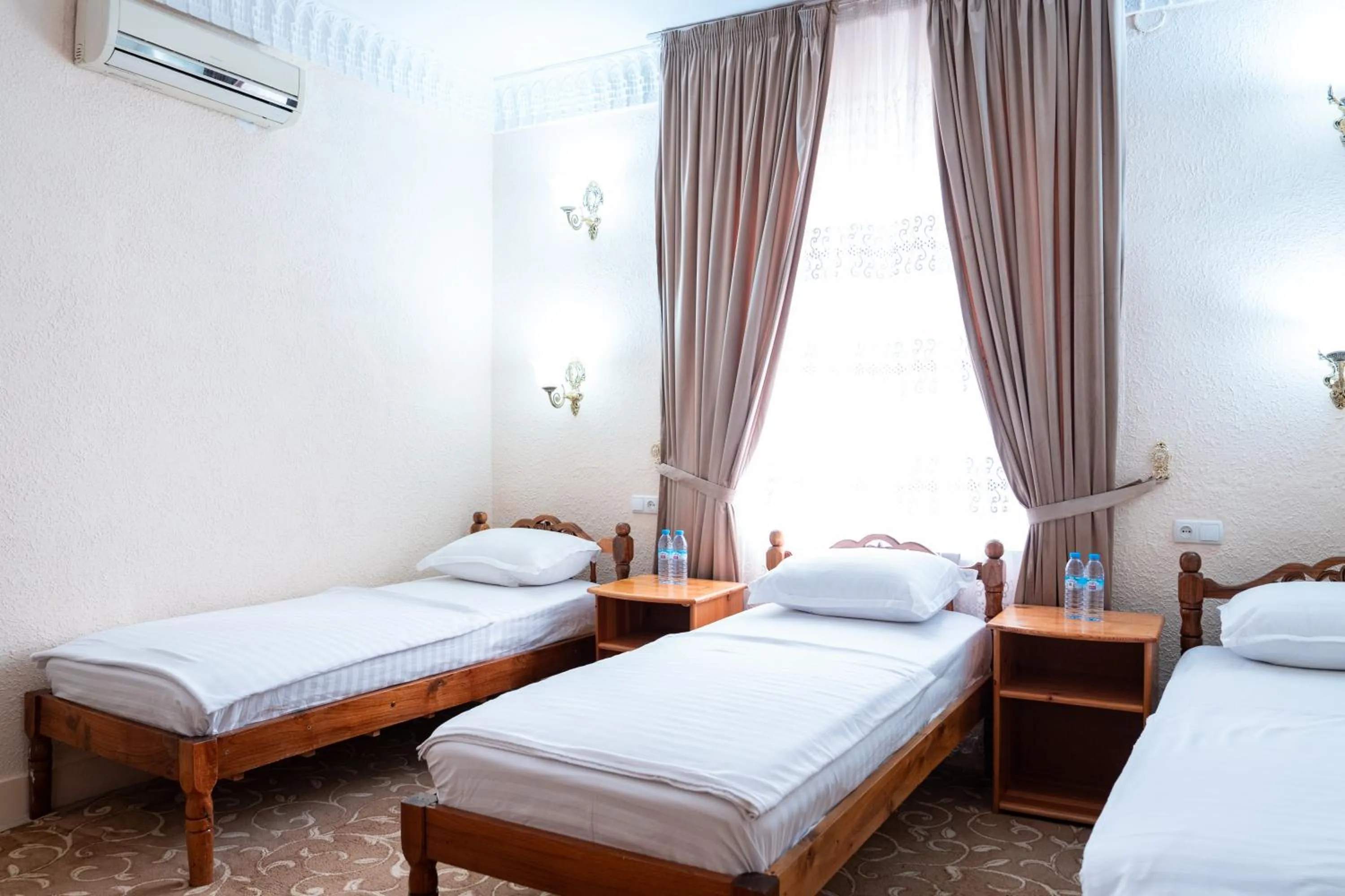 Bed in Hotel Caravan Serail