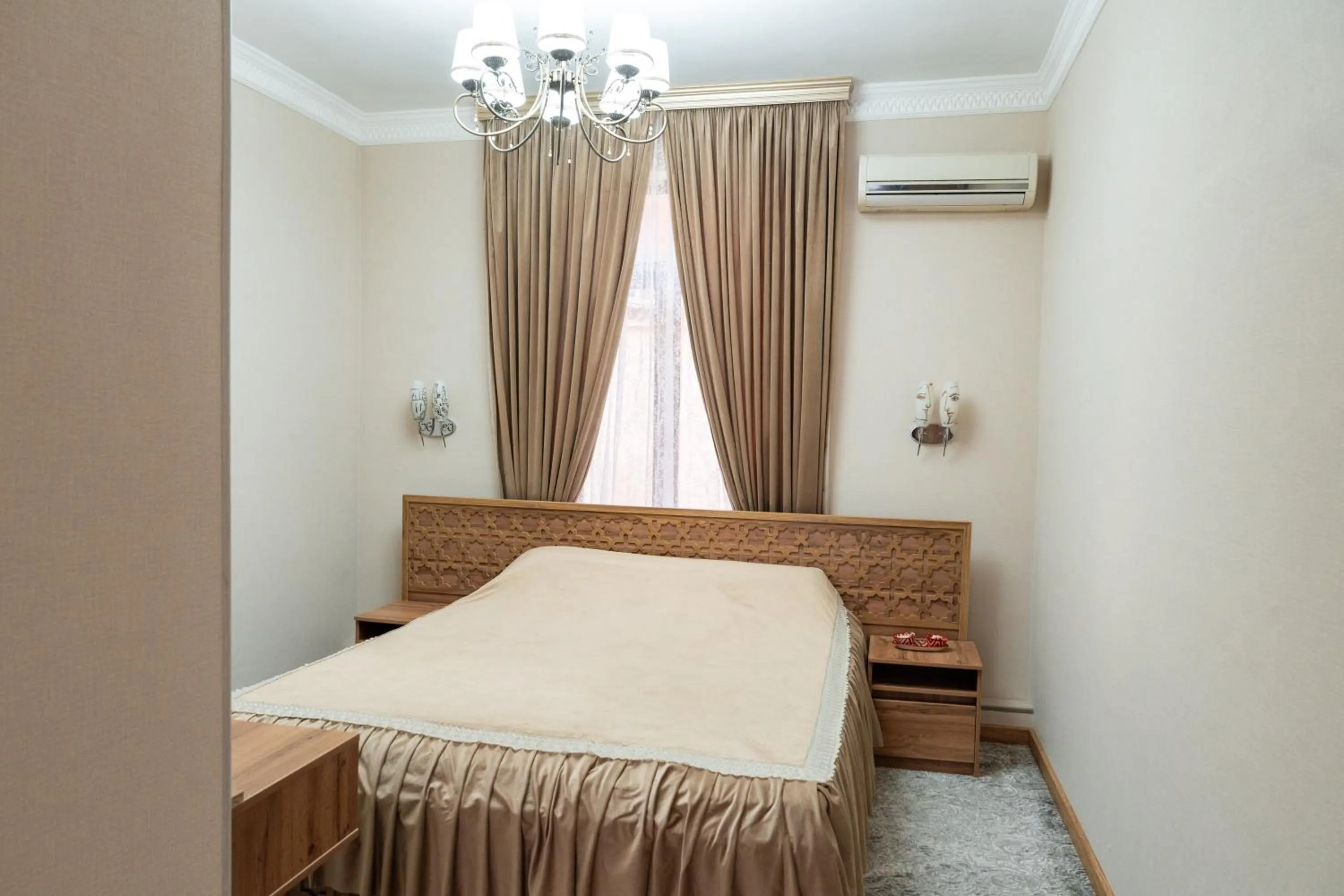 Bed in Hotel Caravan Serail