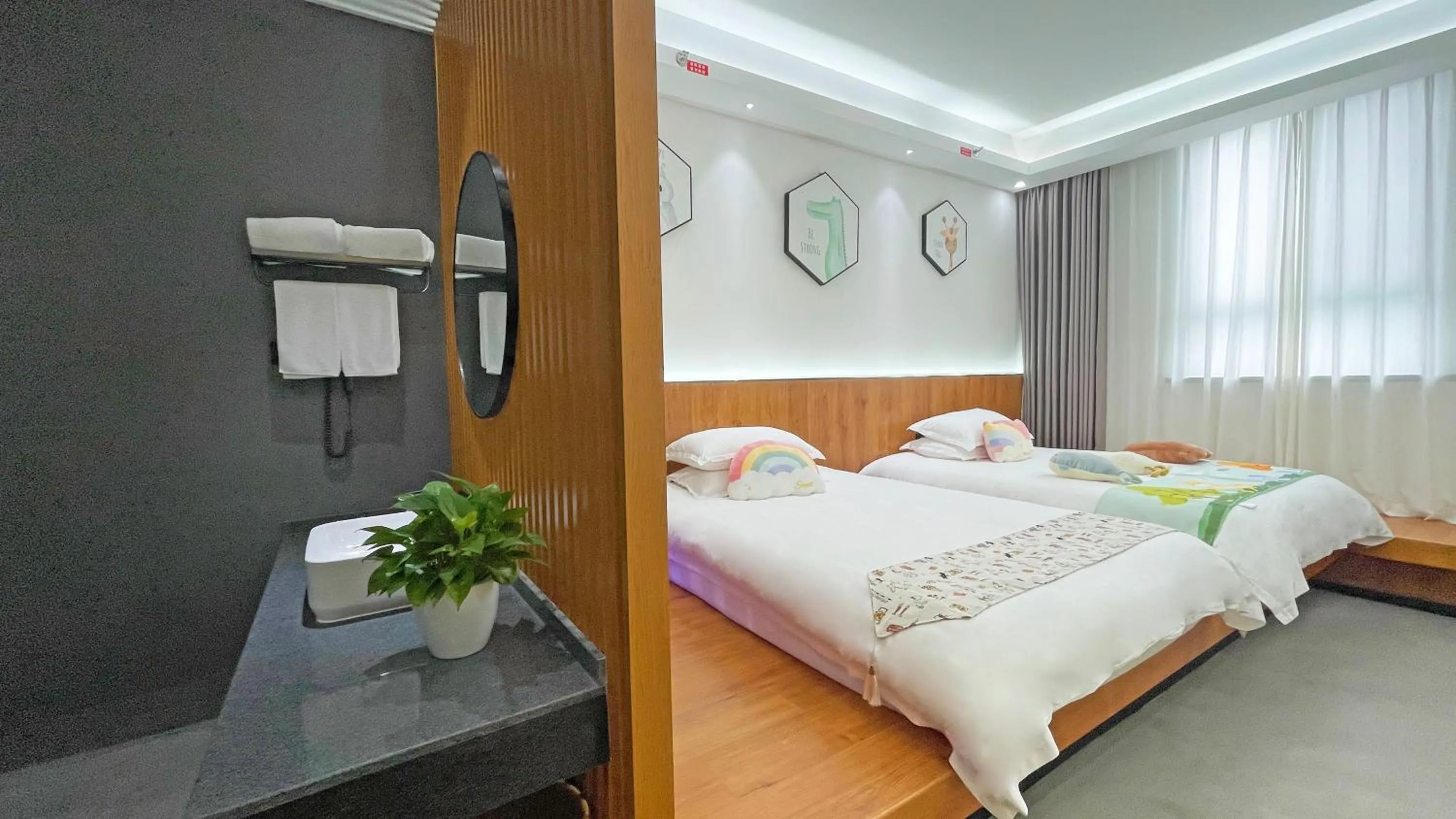 Bed in Lin Ting Holiday Hotel Pudong Airport