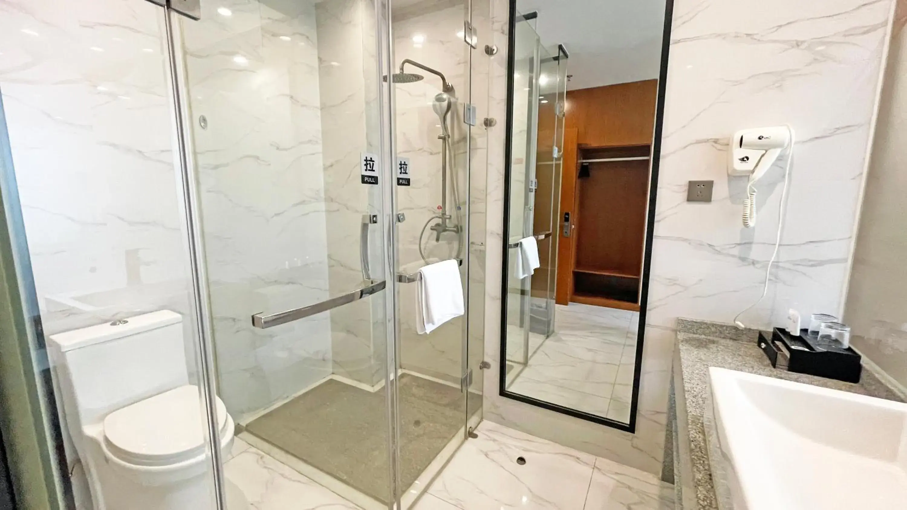 Deluxe Twin Room in Lin Ting Holiday Hotel Pudong PVG Airport Disneyland Free Shuttle Deluxe Twin Room in Lin Ting Holiday Hotel Pudong PVG Airport Disneyland Free Shuttle