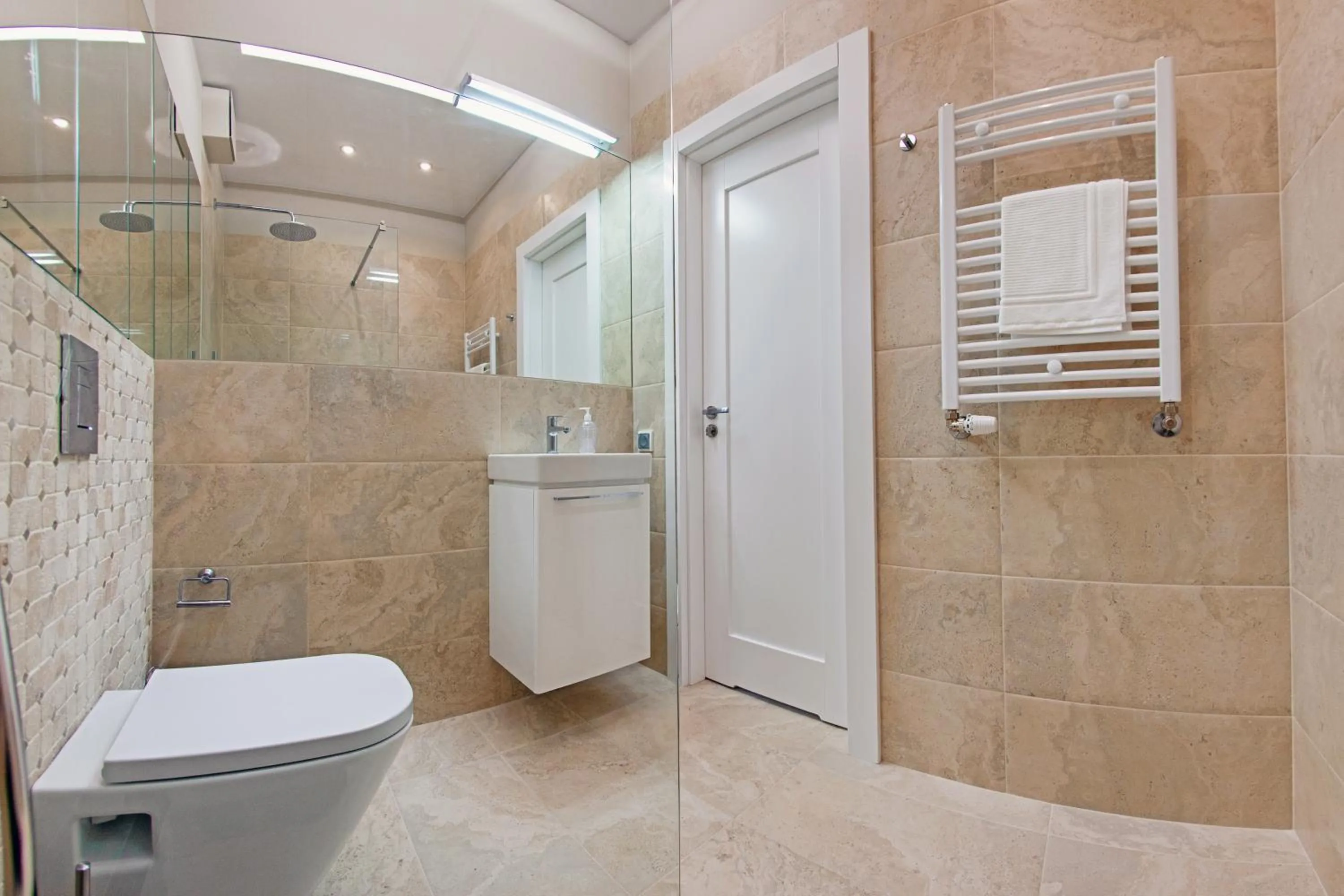 Shower in Neptun Park, Sun & Snow