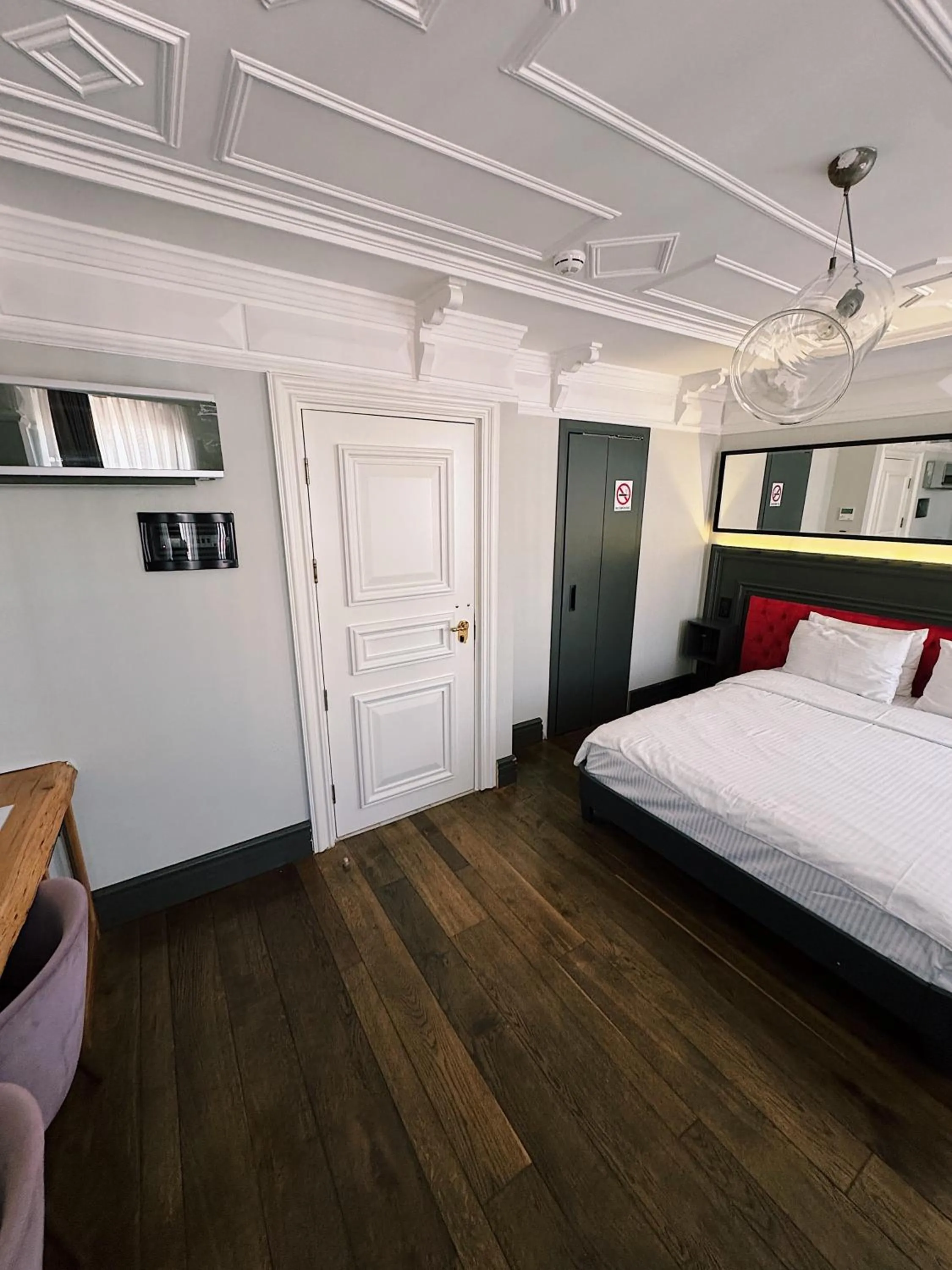 Photo of the whole room, Bed in Taksim Avenue