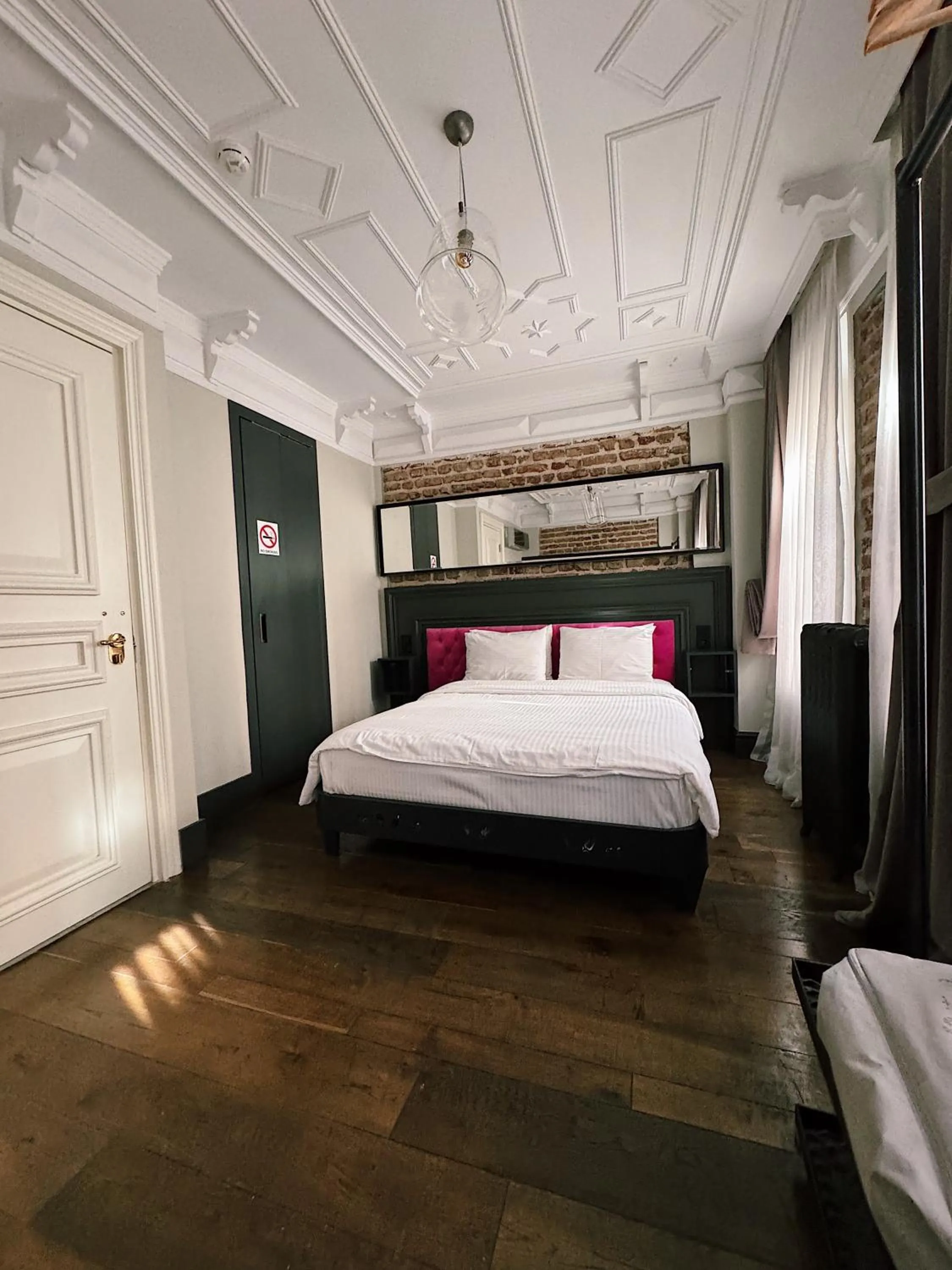 Photo of the whole room, Bed in Taksim Avenue