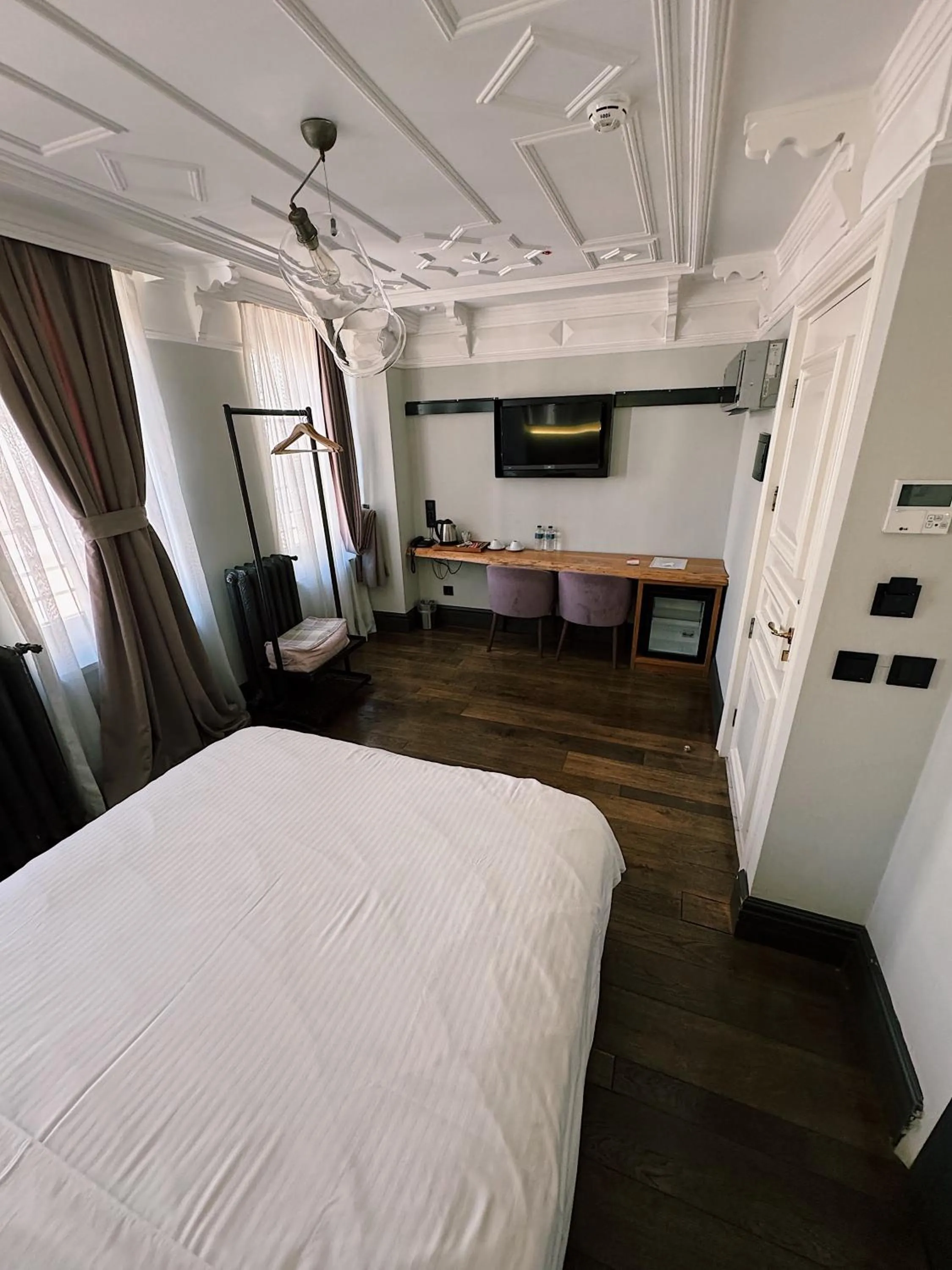 Photo of the whole room, Bed in Taksim Avenue