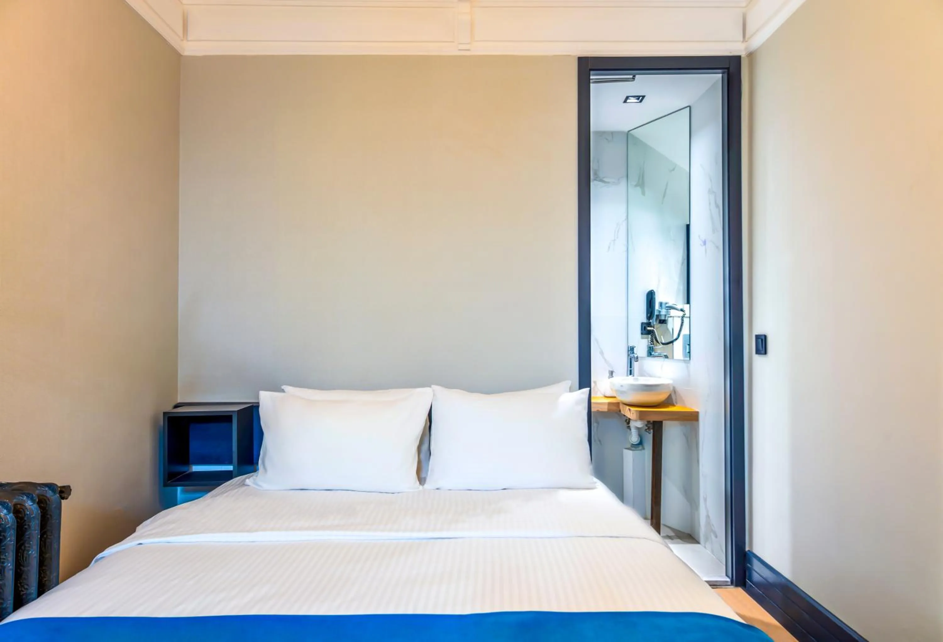 Photo of the whole room, Bed in Taksim Avenue