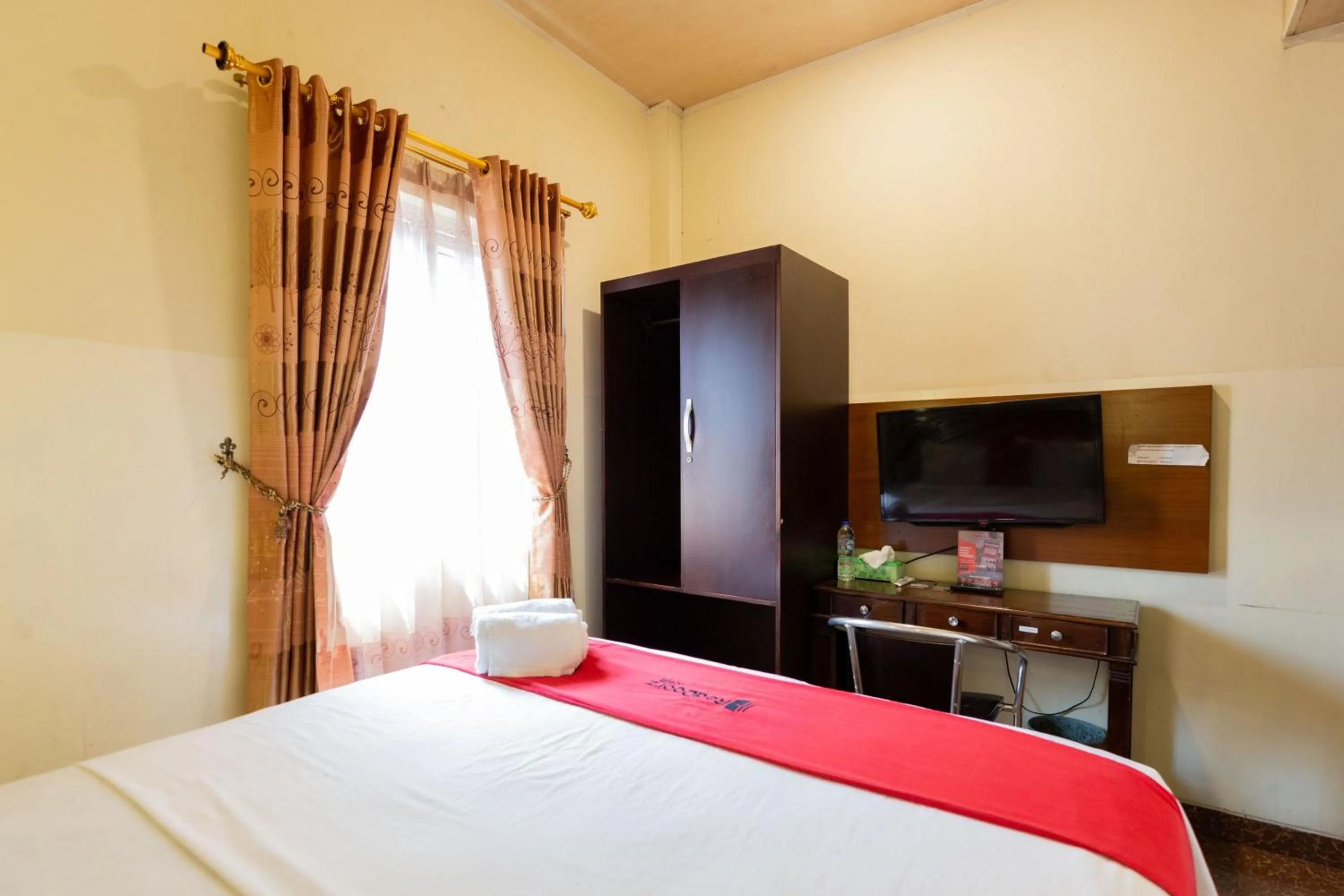 Bed in RedDoorz near Halim Perdanakusuma 3