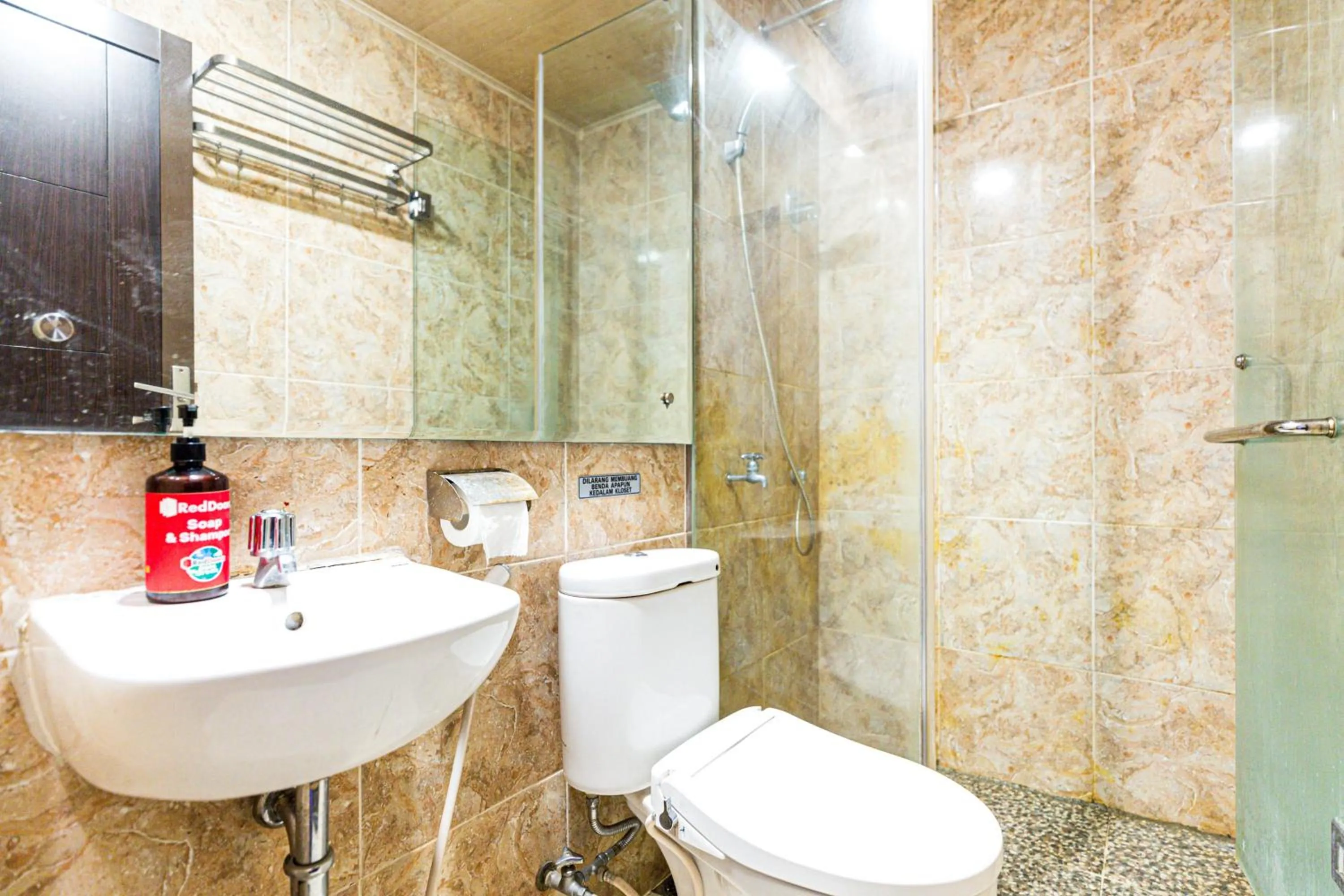Bathroom in RedDoorz near Halim Perdanakusuma 3