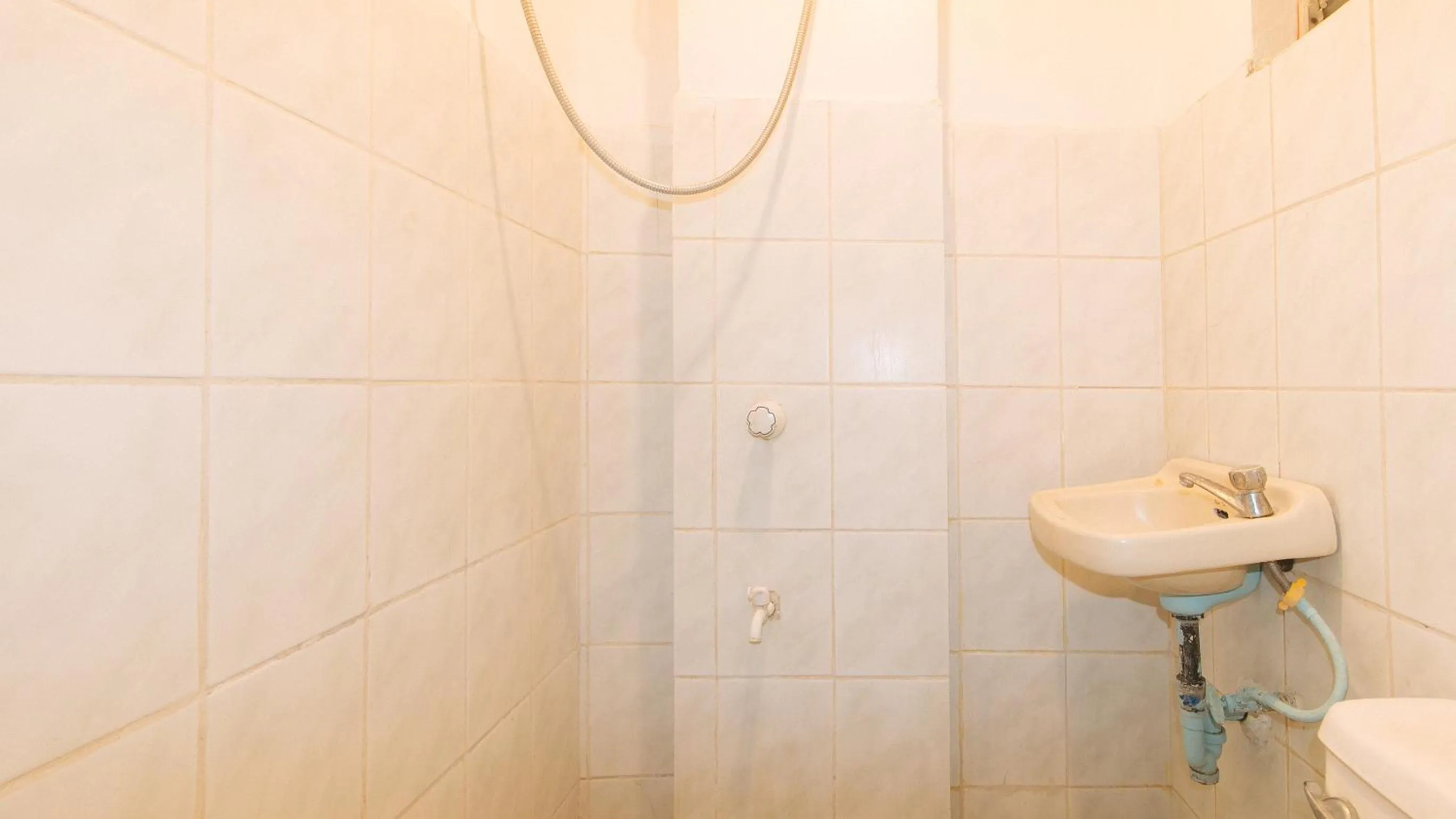 Shower in RedDoorz at La Maria Pension And Tourist Inn