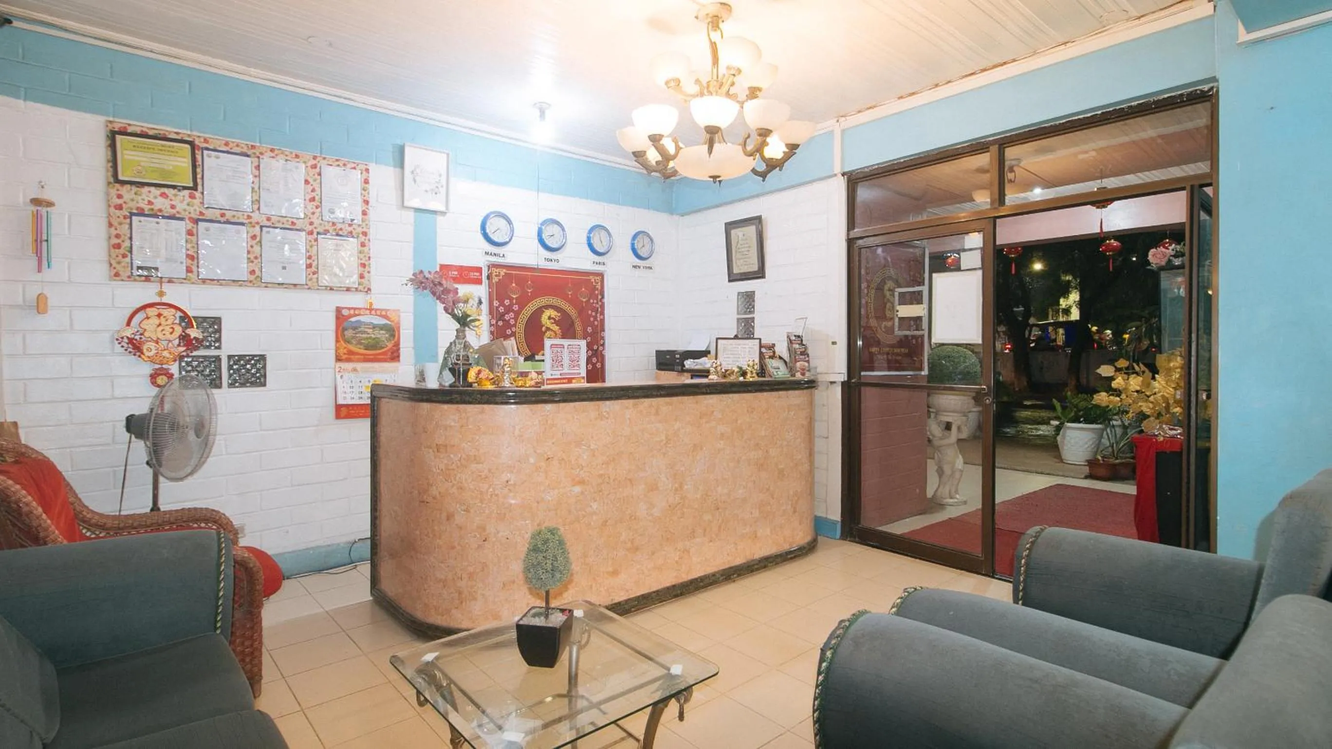 Lobby or reception in RedDoorz at La Maria Pension And Tourist Inn