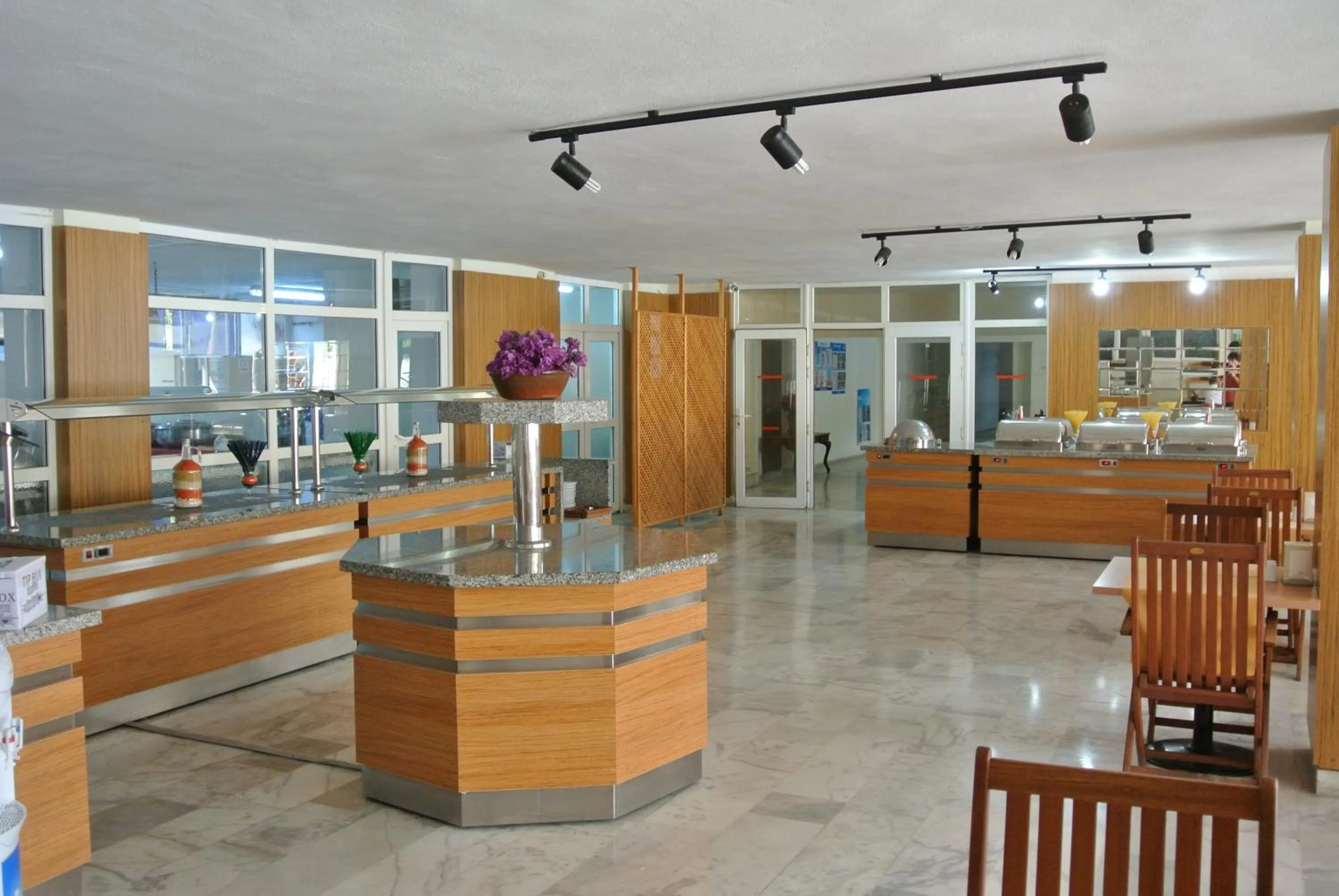 Restaurant/places to eat in Begonville Hotel