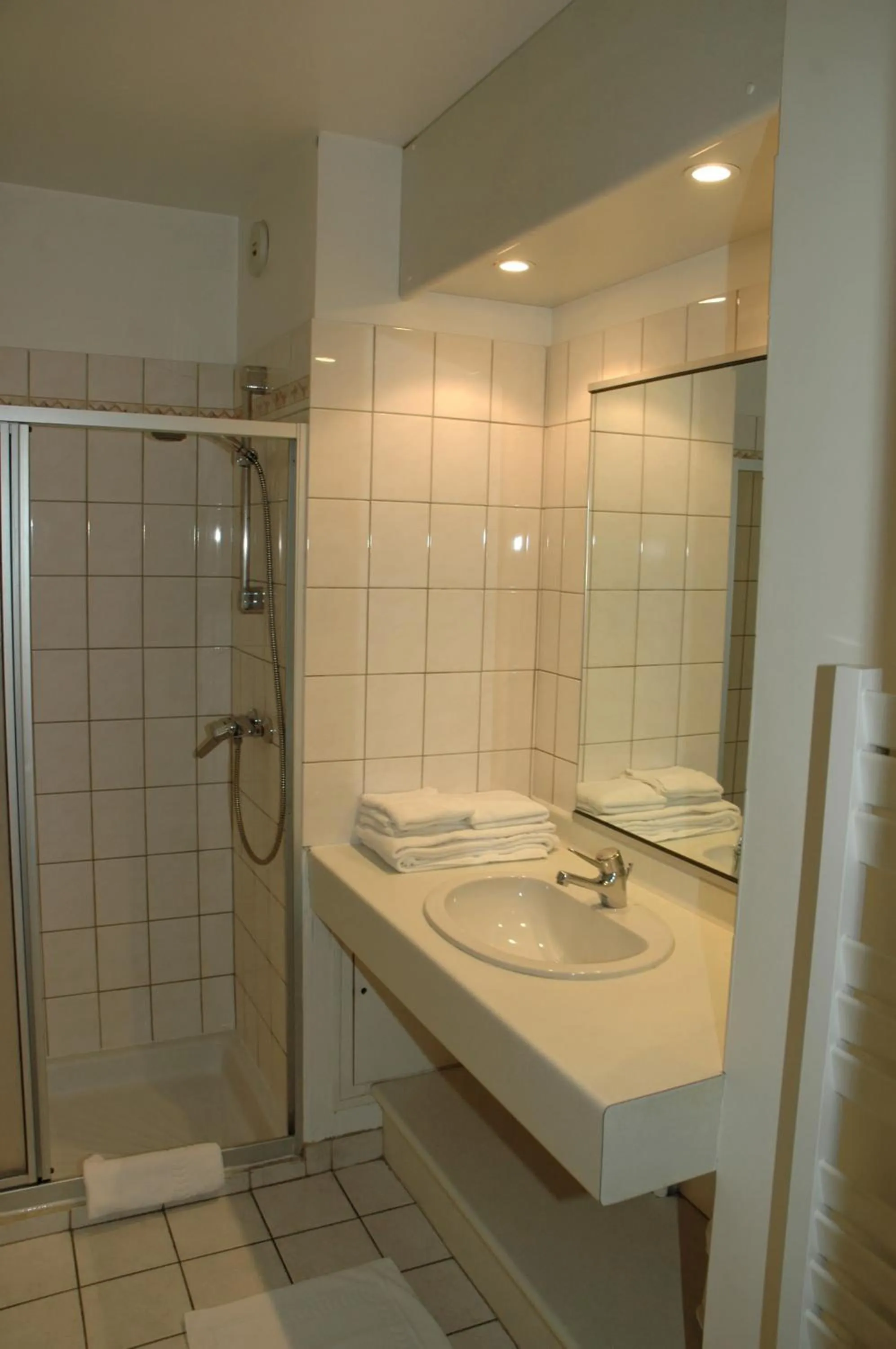 Bathroom in Hôtel et Studios d'Orfeuil