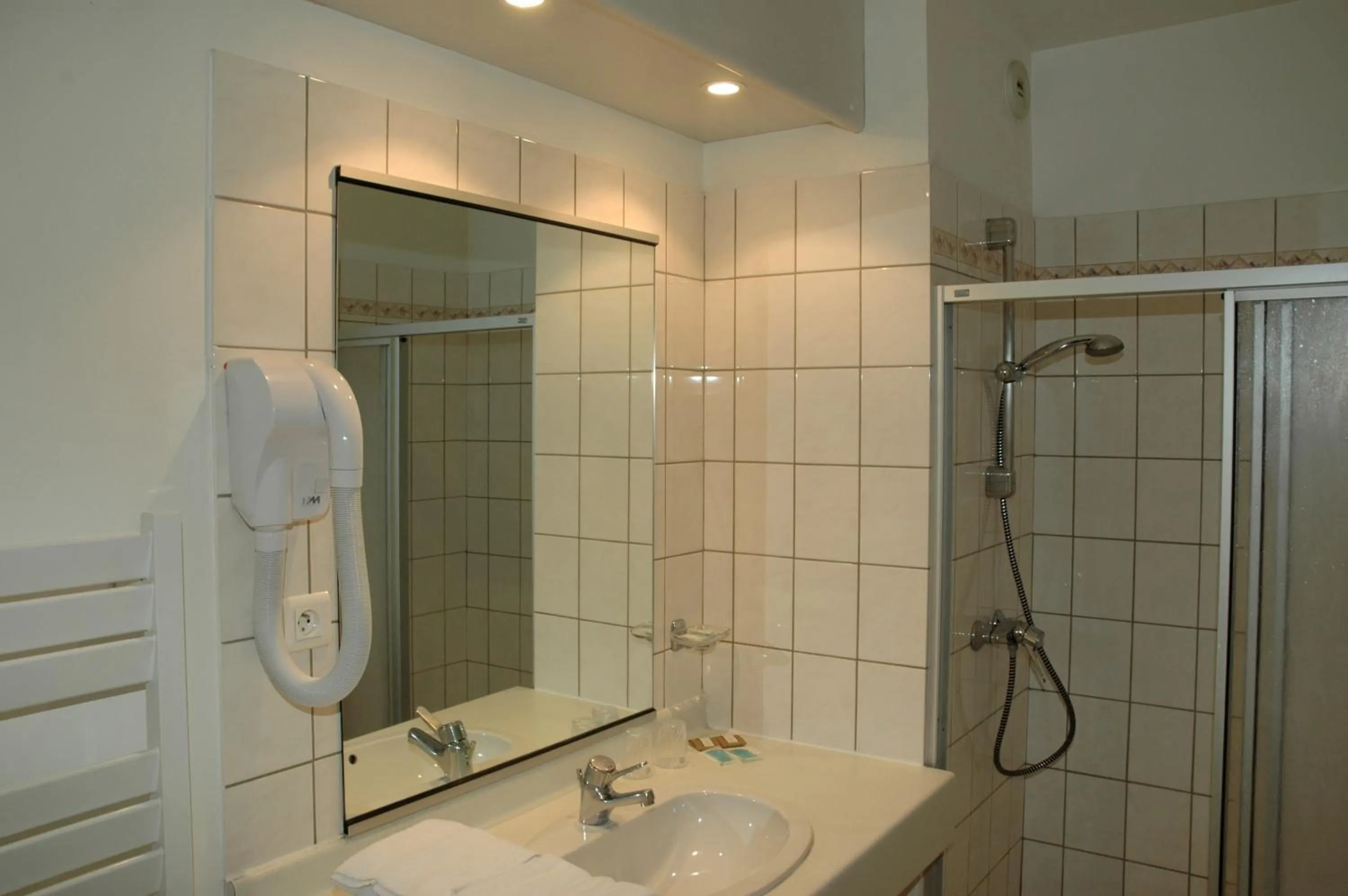 Bathroom in Hôtel et Studios d'Orfeuil