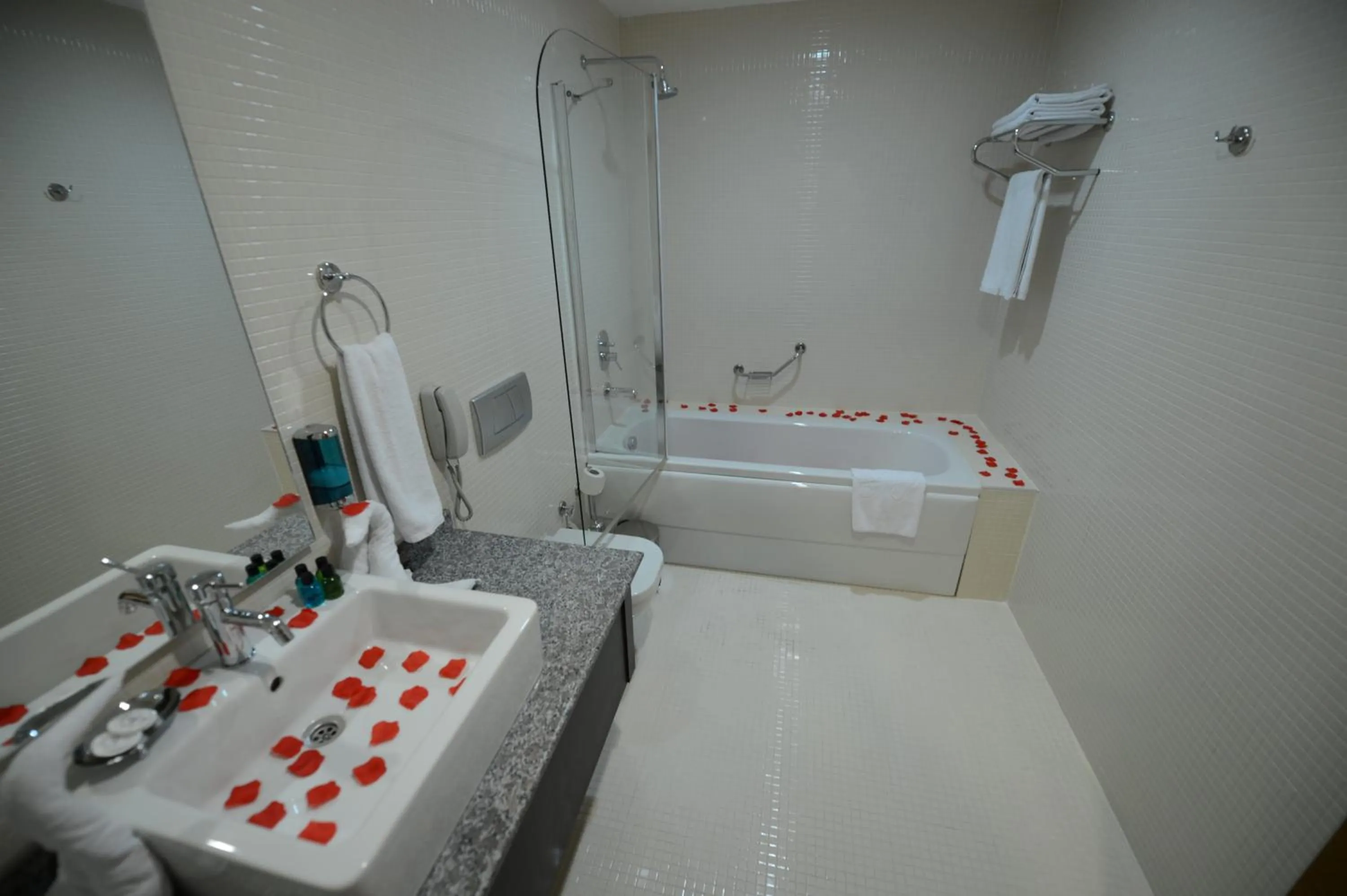 Shower, Bed in Arsan Otel