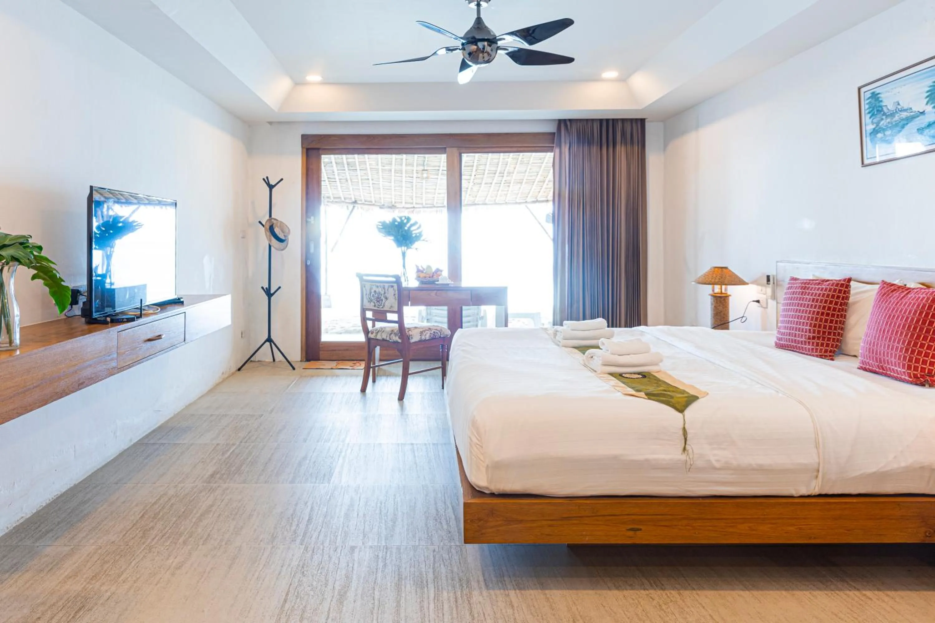 Property building, Bed in Lipa Lodge Beach Resort