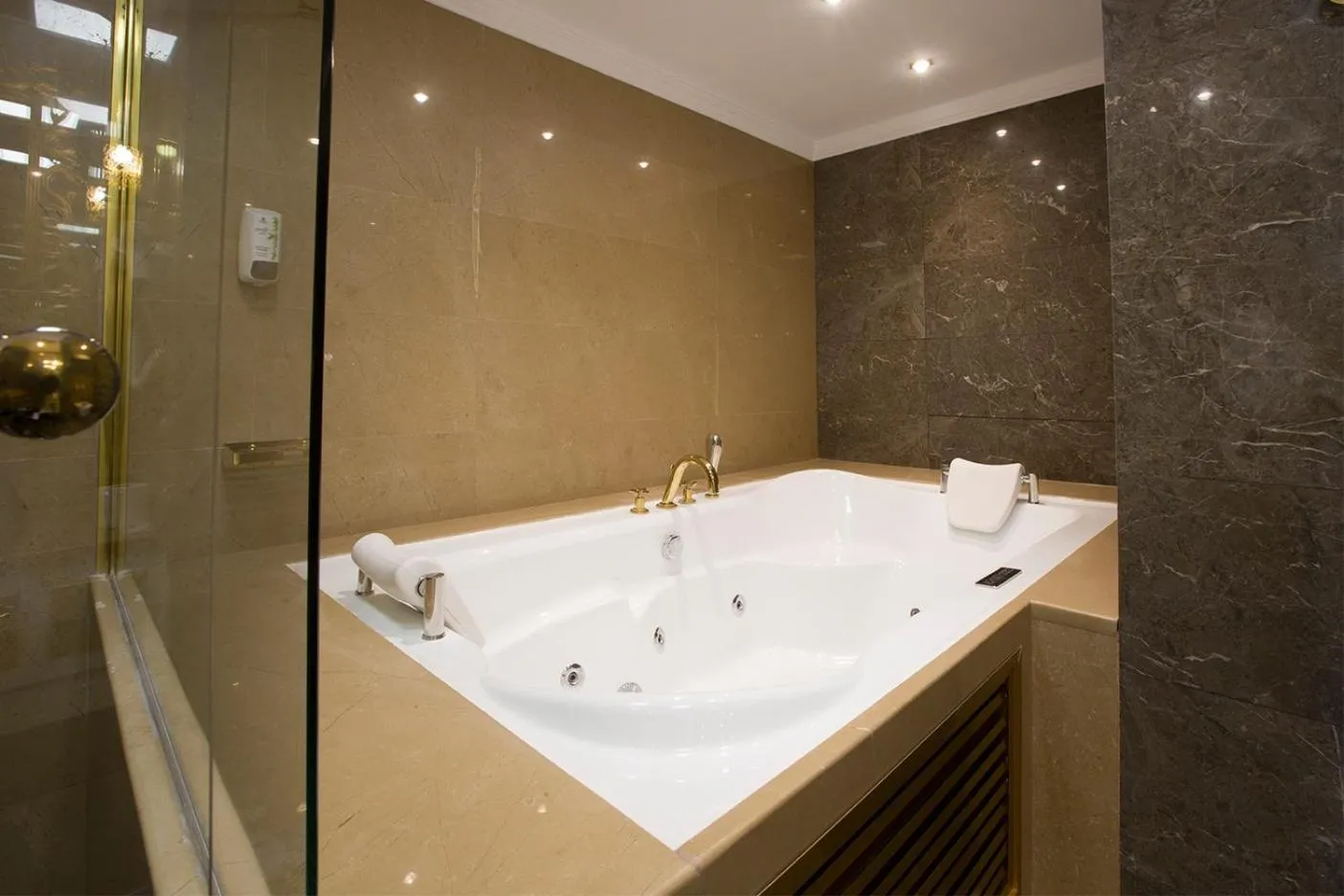 Bathroom in Grand Altuntas Hotel