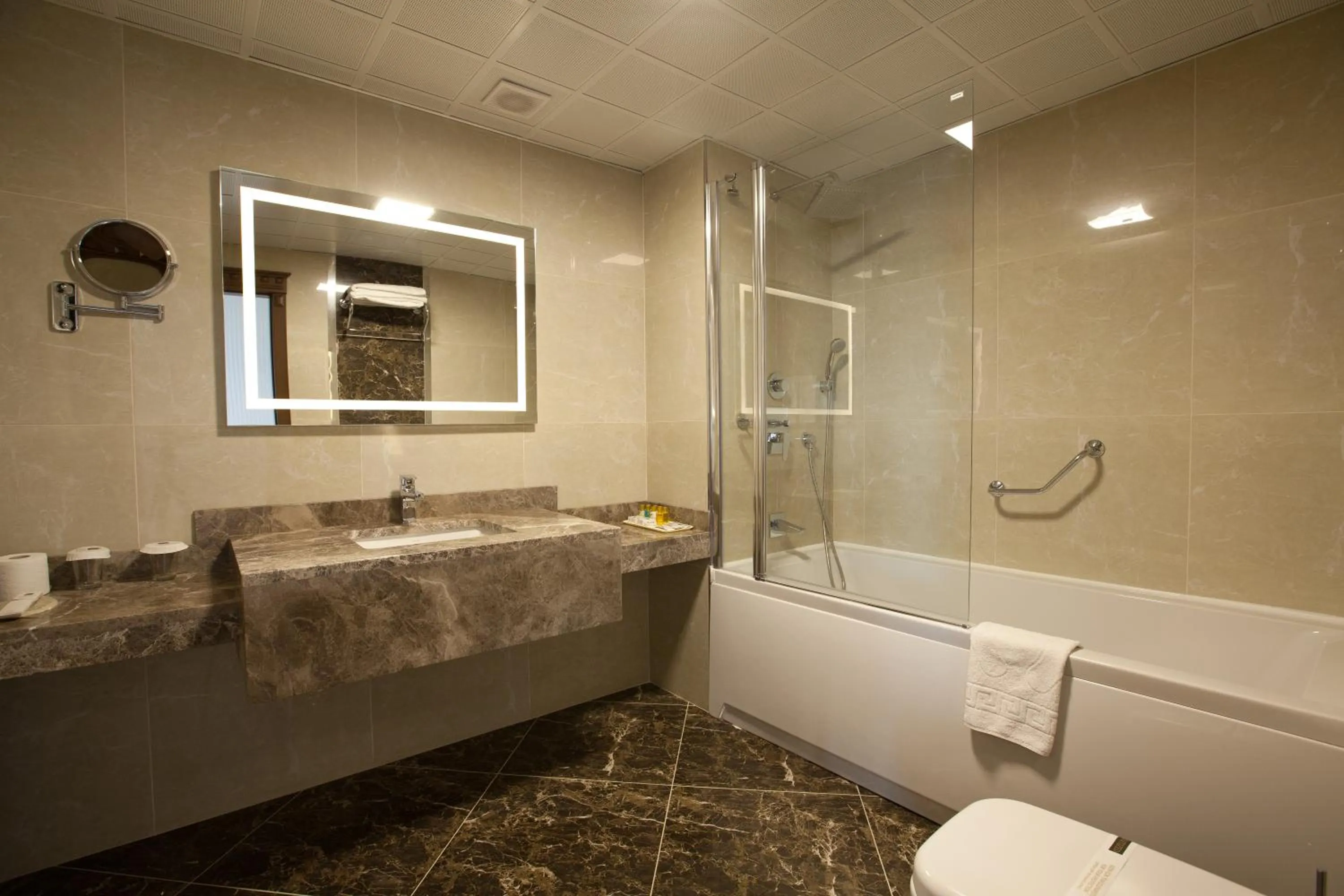 Bathroom in Grand Altuntas Hotel