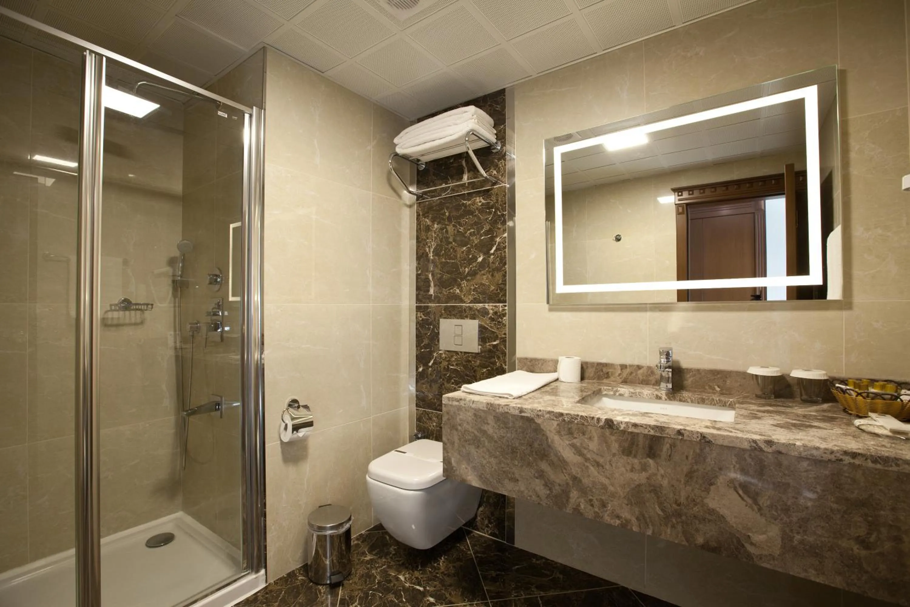 Bathroom in Grand Altuntas Hotel