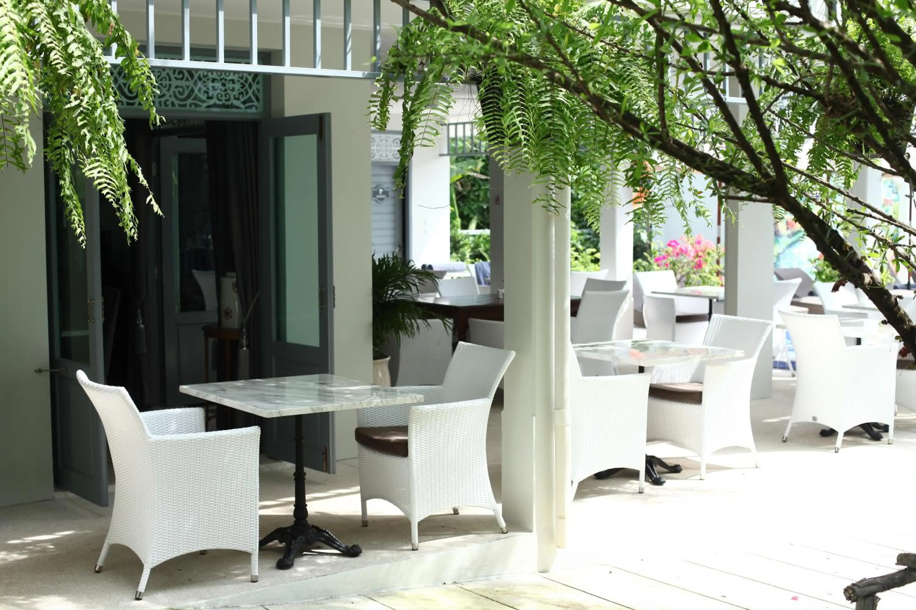 Restaurant/places to eat in Villa Amphawa