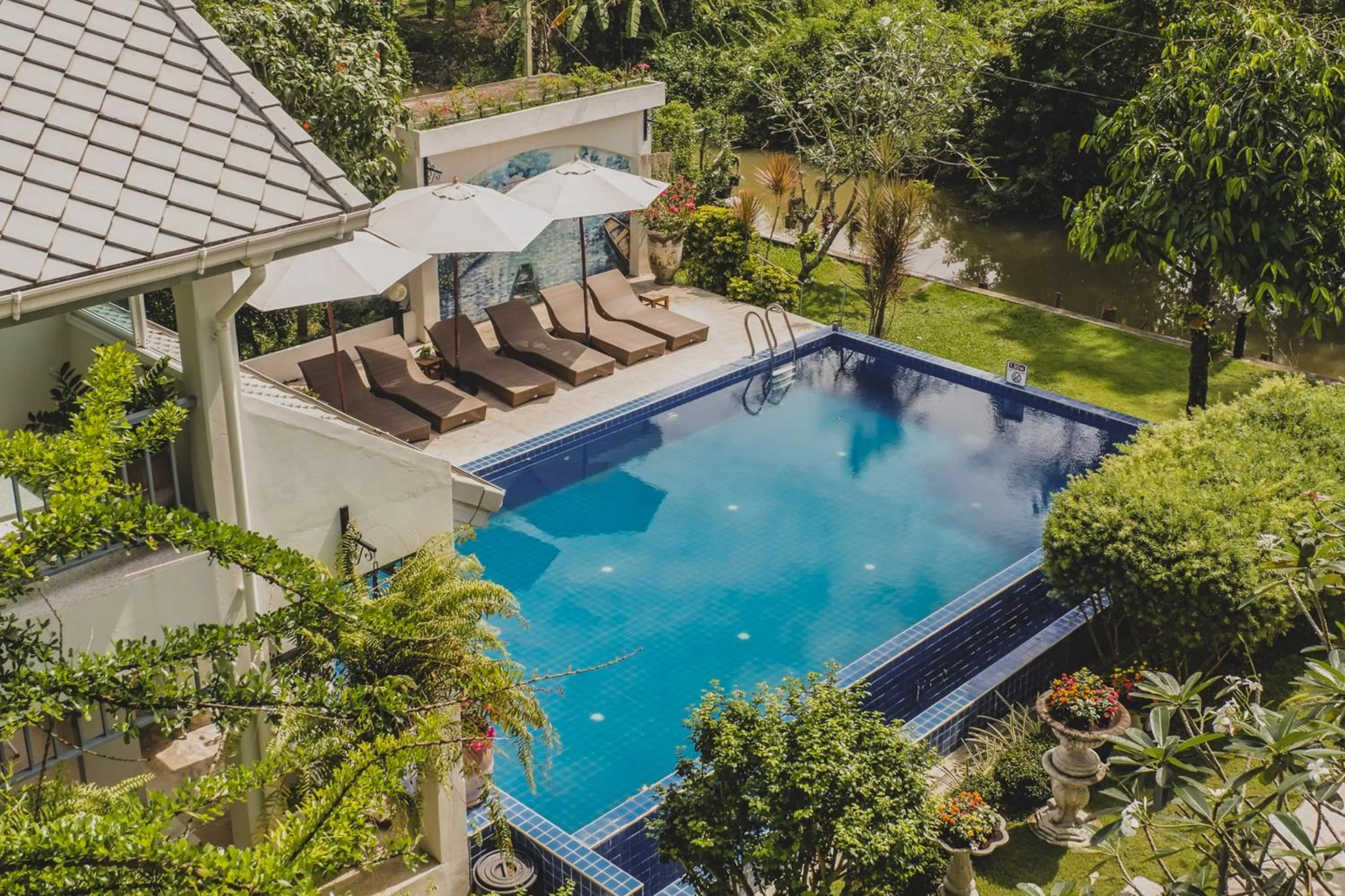 Swimming pool in Villa Amphawa