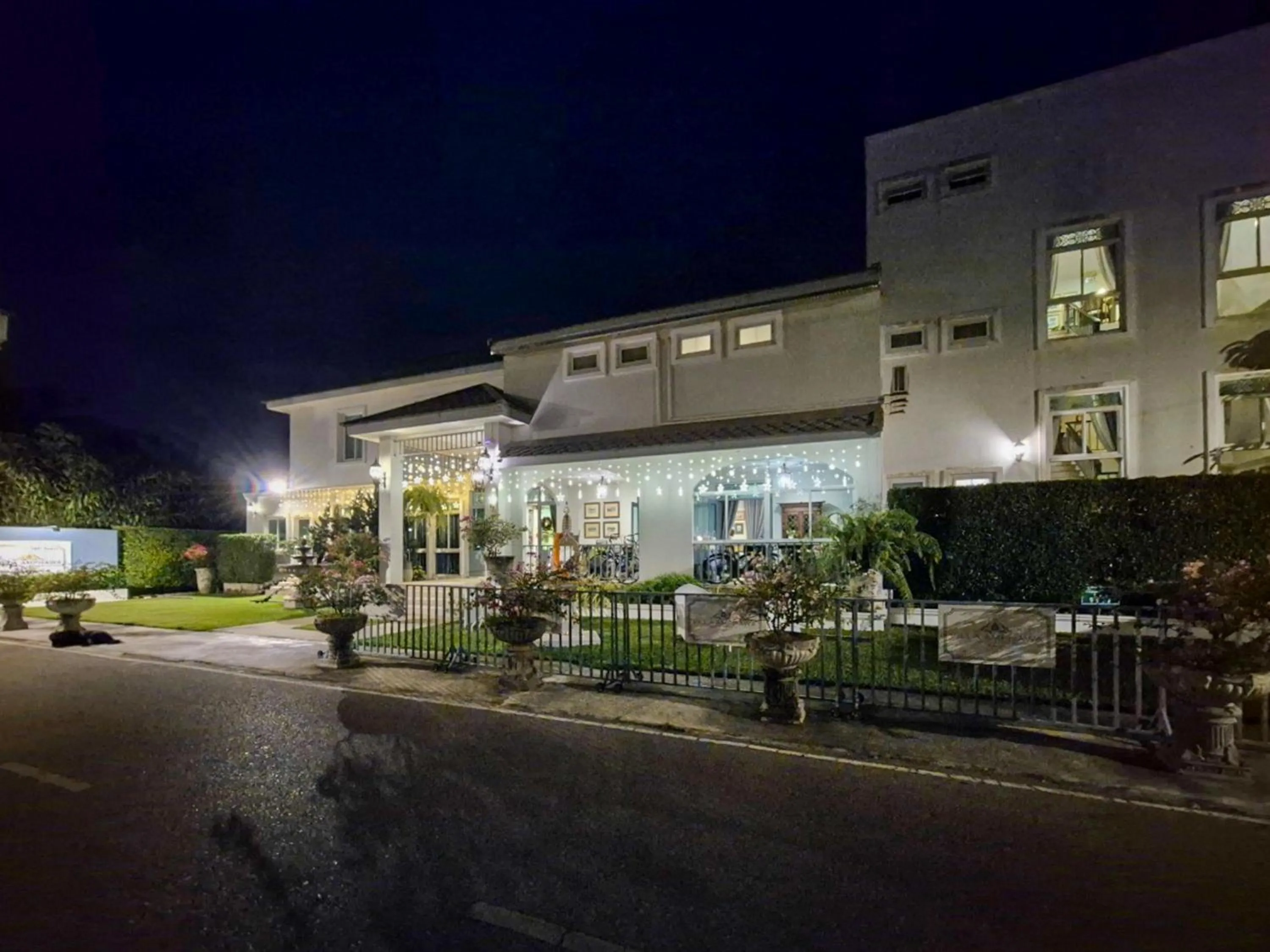 Property building in Villa Amphawa