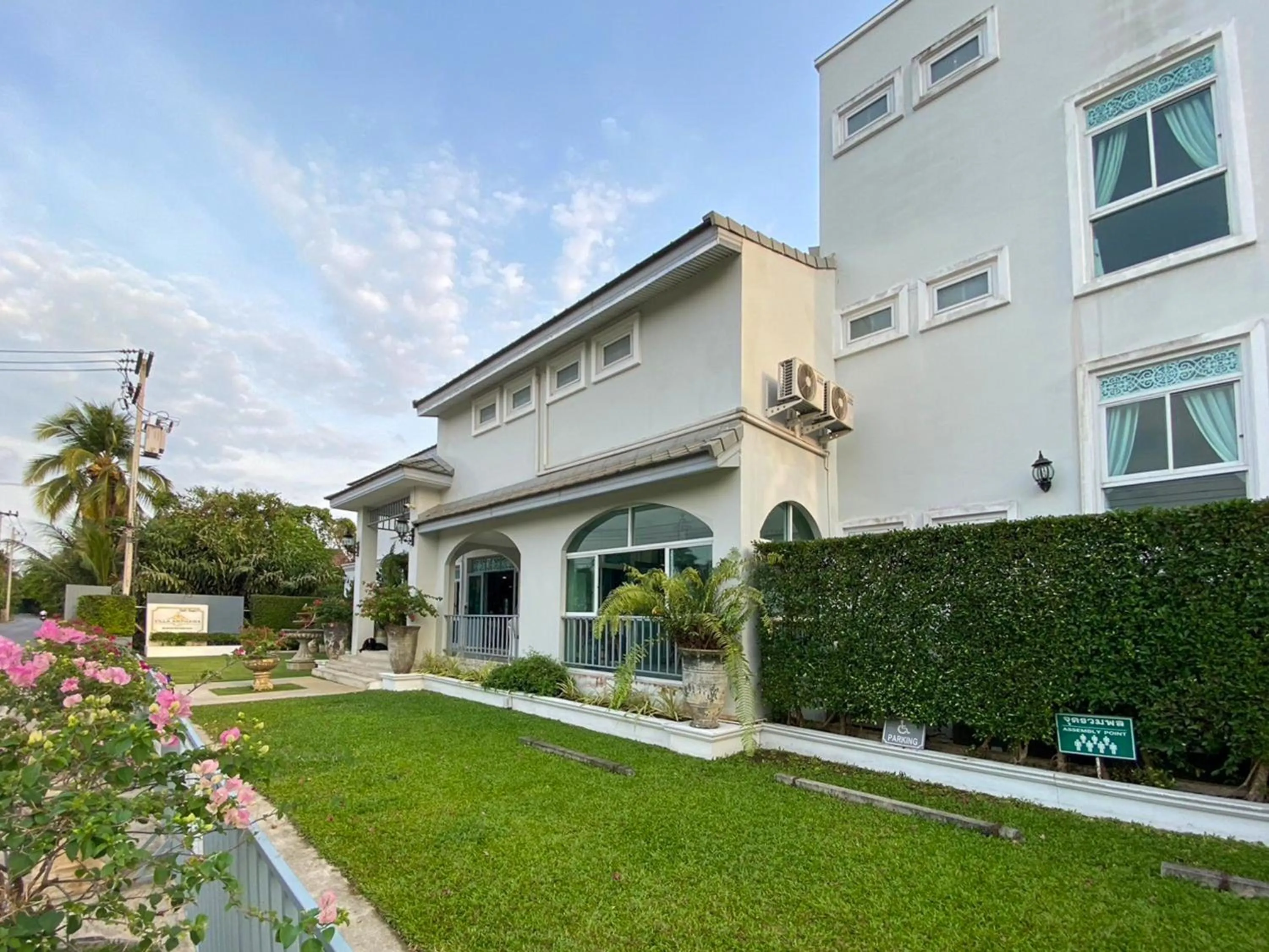 Property building in Villa Amphawa