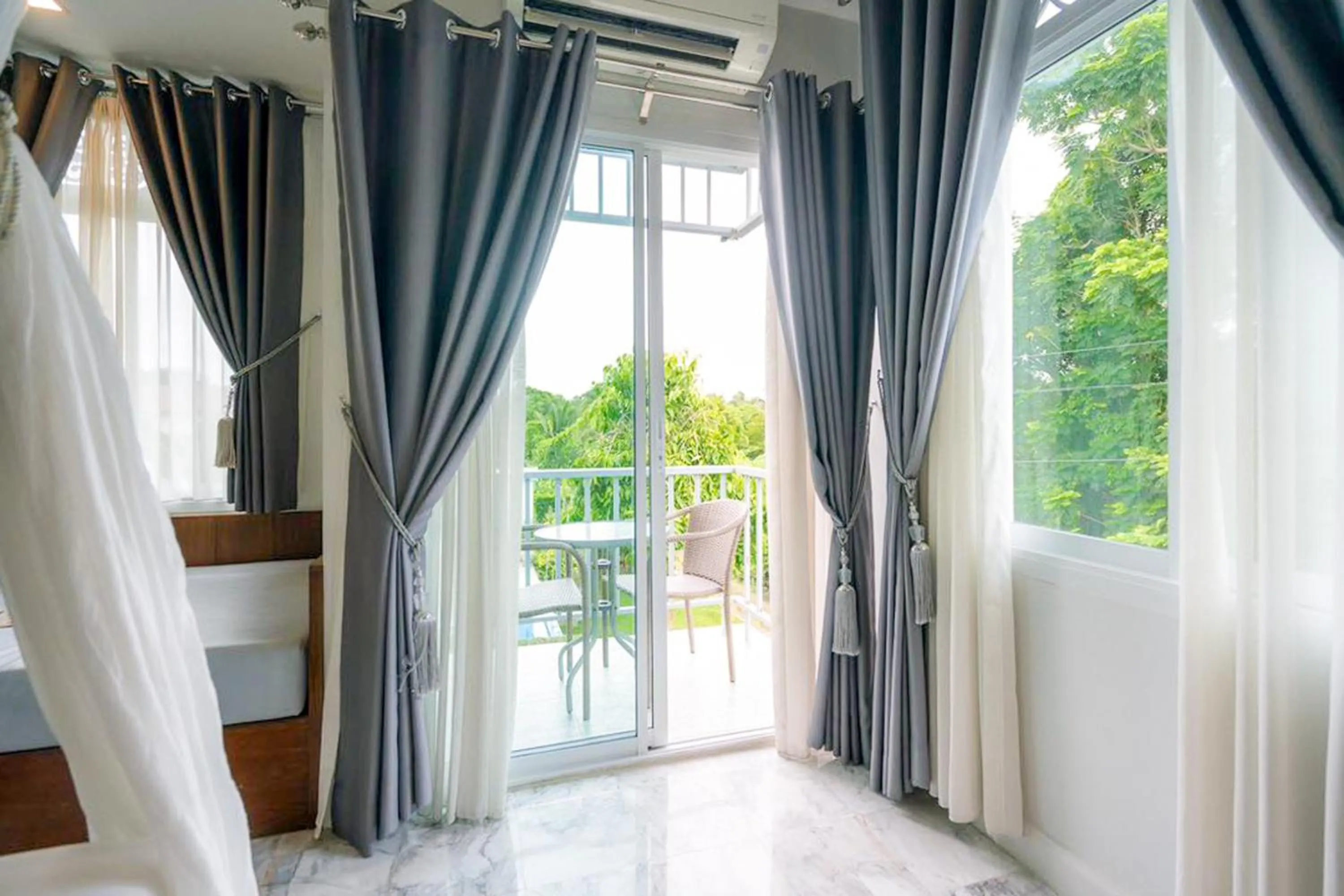 Balcony/Terrace, Bed in Villa Amphawa