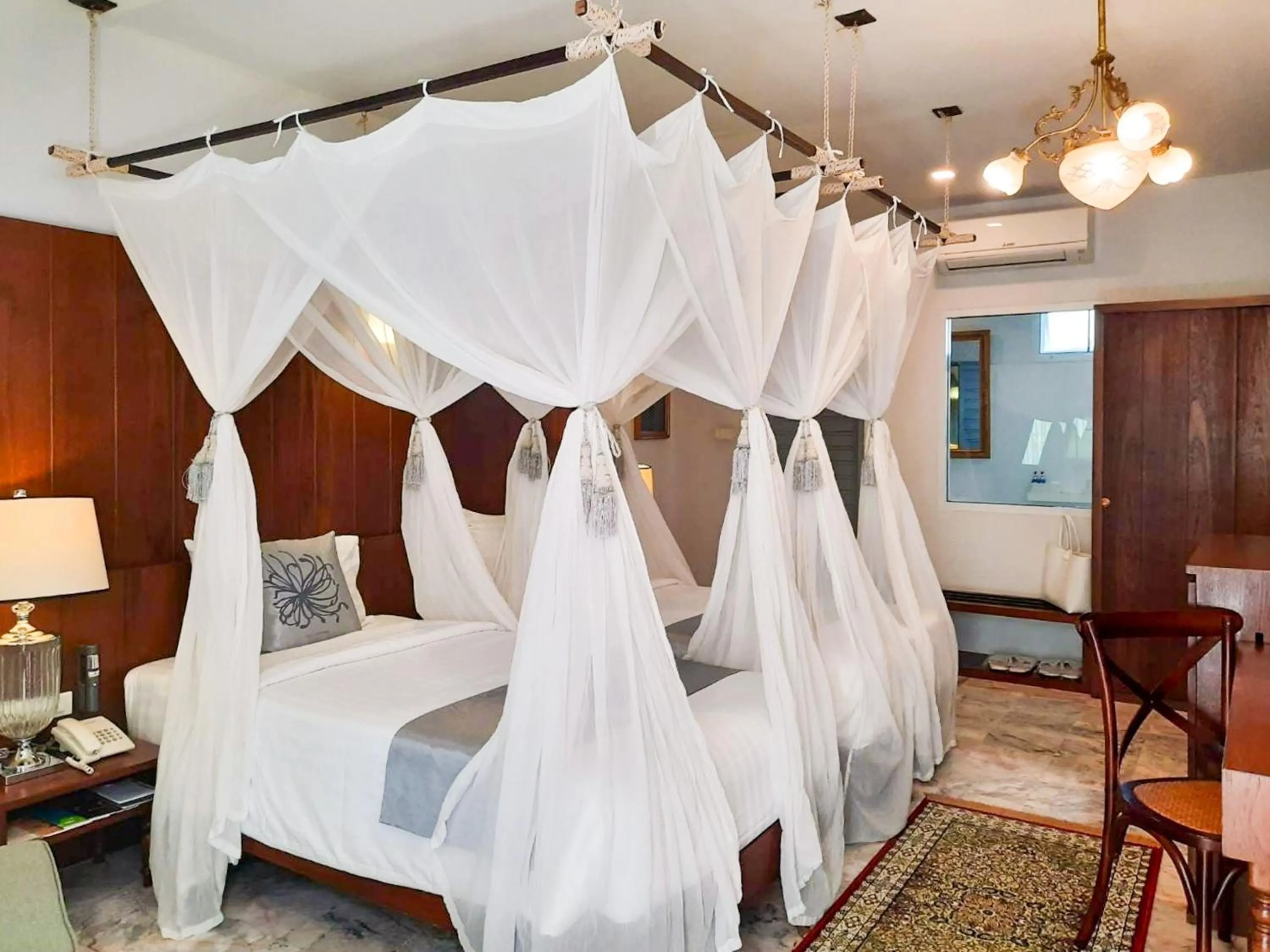 Bed in Villa Amphawa