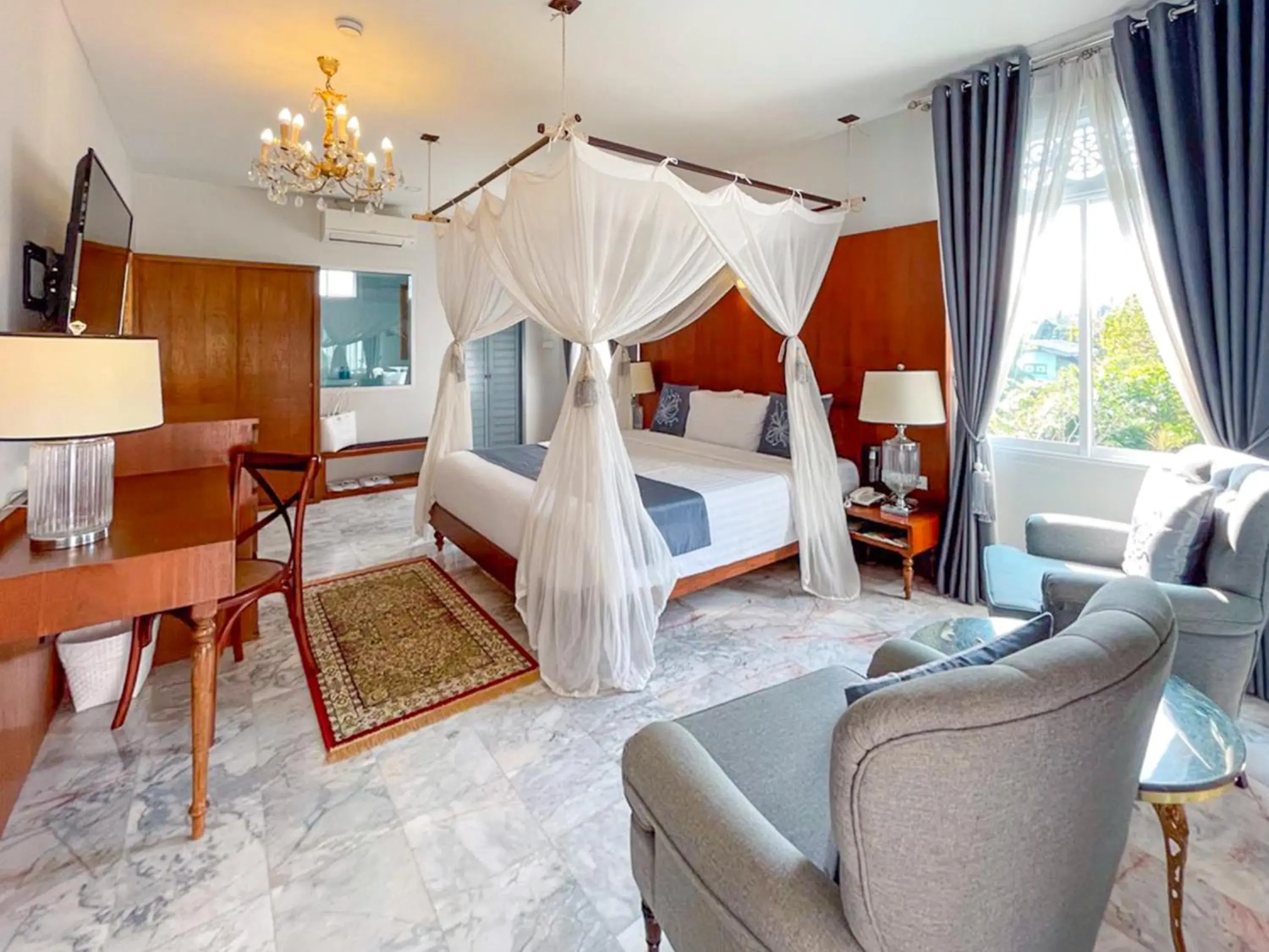 Deluxe King Room in Villa Amphawa Deluxe King Room in Villa Amphawa